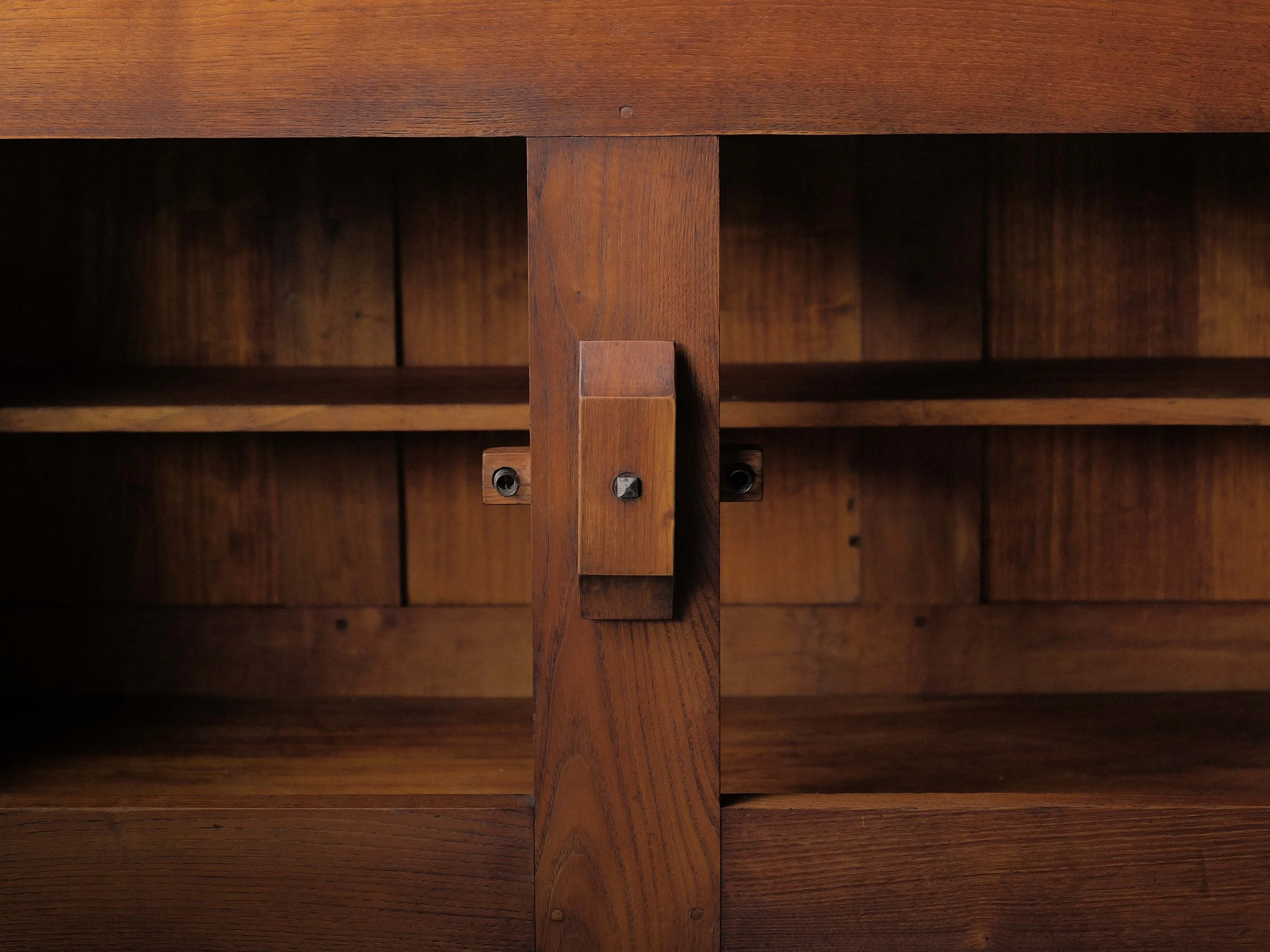 20260217M-meuble-buffet-4-portes-en-chene-massif-travail-artisanal-France-vers-1960-4.jpg
