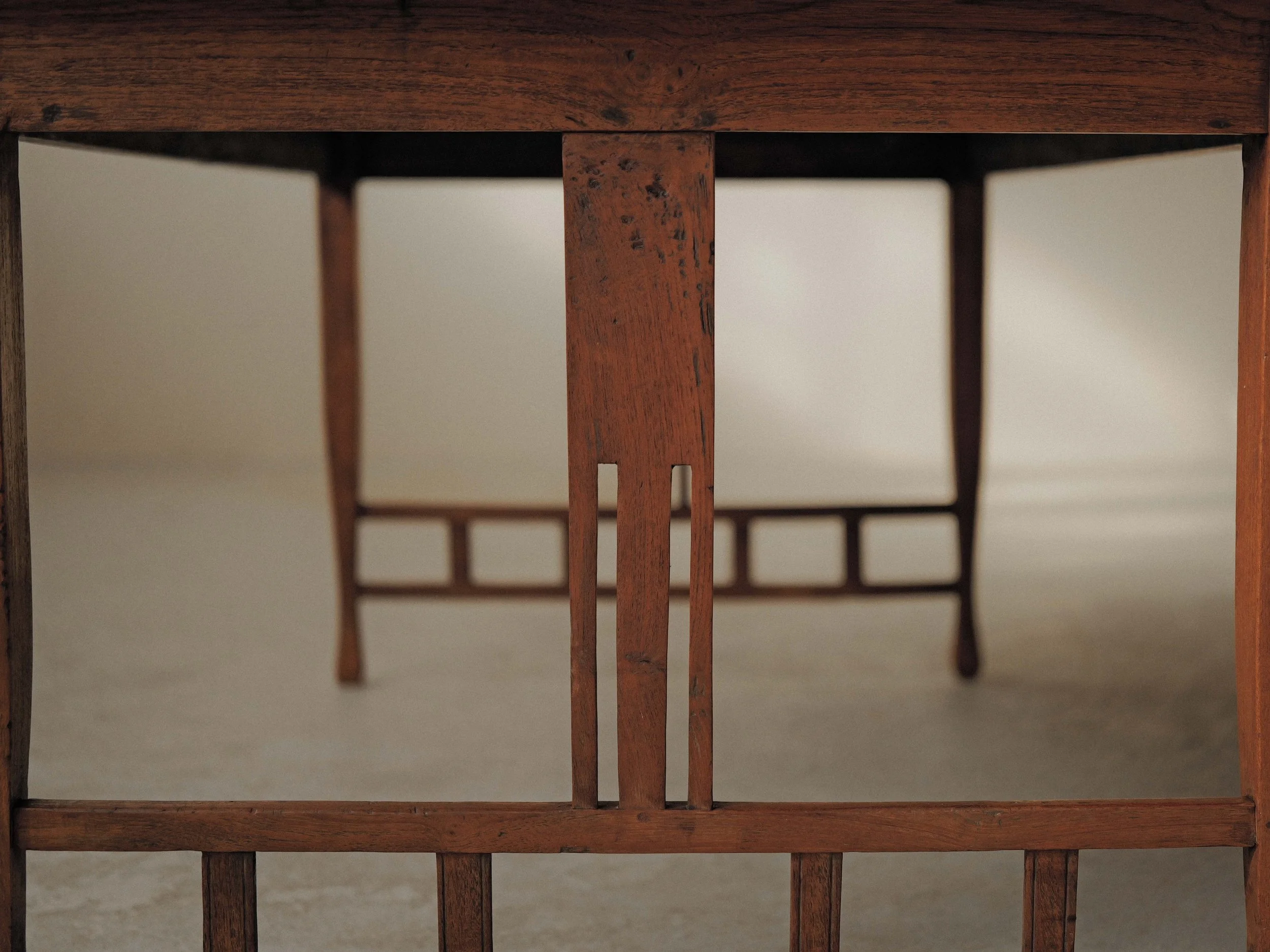 20261014T-Table-ou-bureau-en-chene-massif-de-style-arts-and-crafts-vers-1900-8.jpg