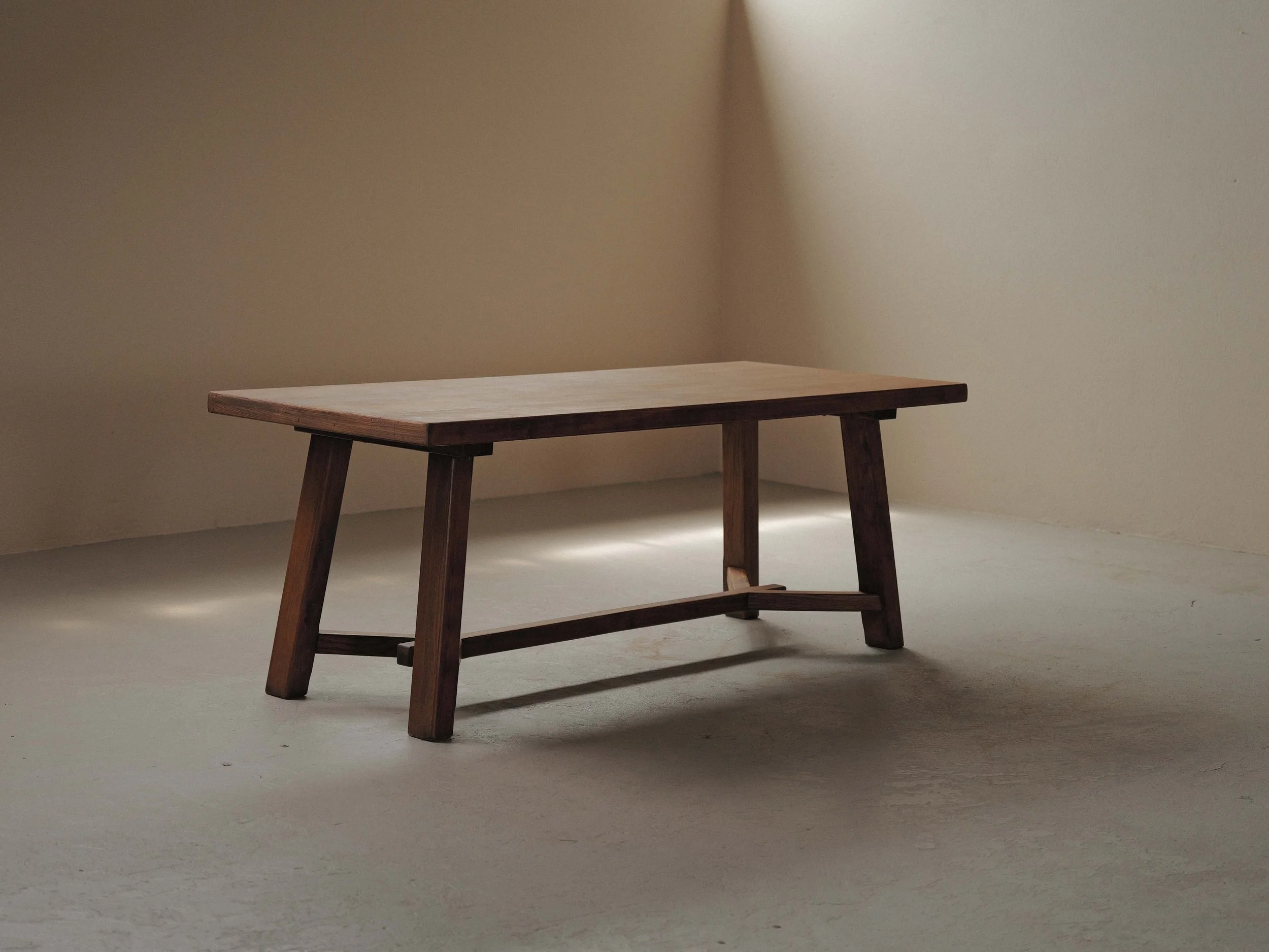 20260519T-table-artisanale-en-chene-massif-et-placage-de-chene-France-vers-1970-6.jpg