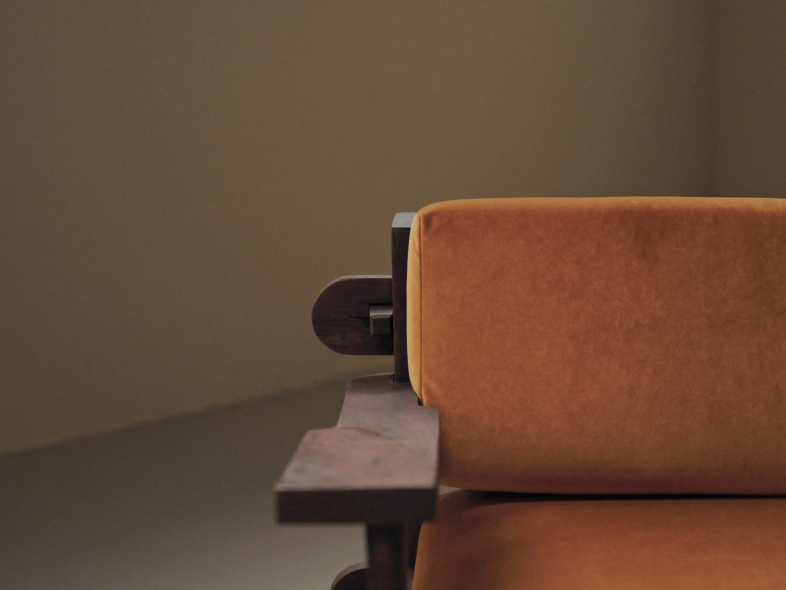 20260414A3-Paire-de-fauteuil-artisanale-travail-d-architecte-bois-massif-tissu-moutarde-circa-1970-15.jpg