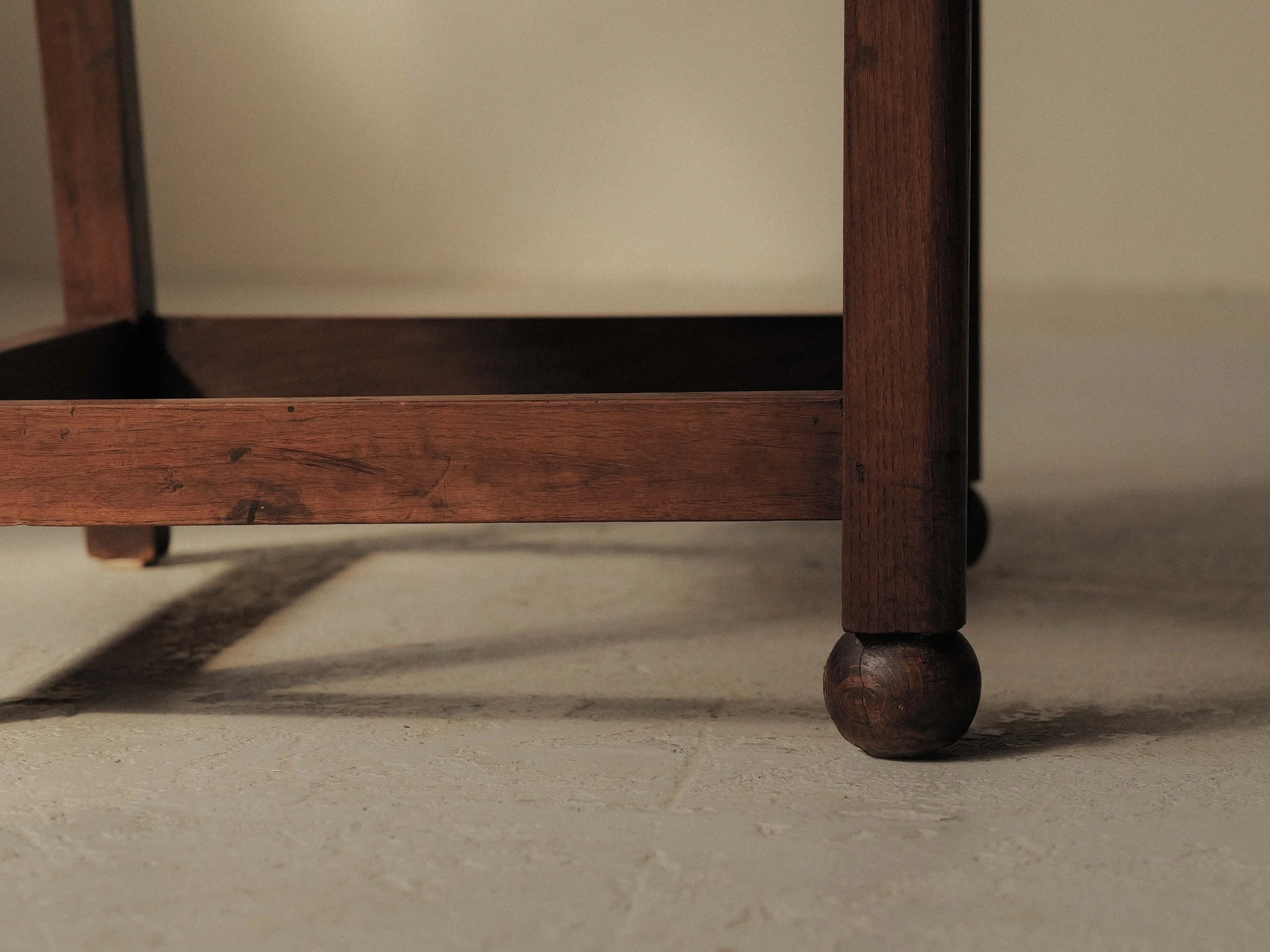 20260410A-fauteuil-artisanal-chene-massif-et-paille-tressee-vers-1950-9.jpg