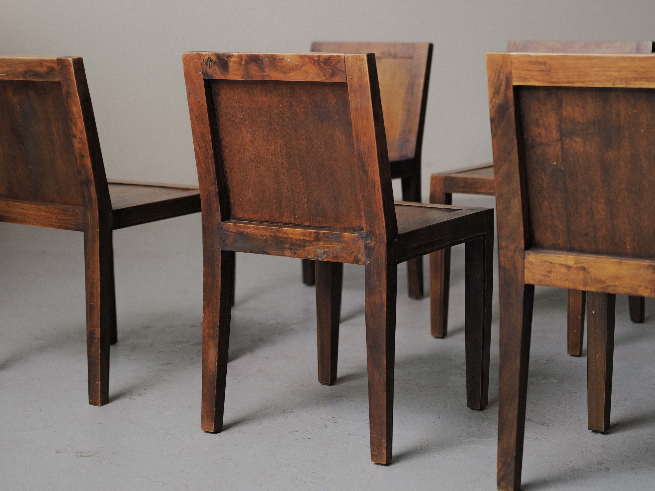 20260612A-Ensemble-de-6-chaises-enchene-massif-et-placage-de-chene-travail-artisanal-France-vers-1970-1980-4.jpg
