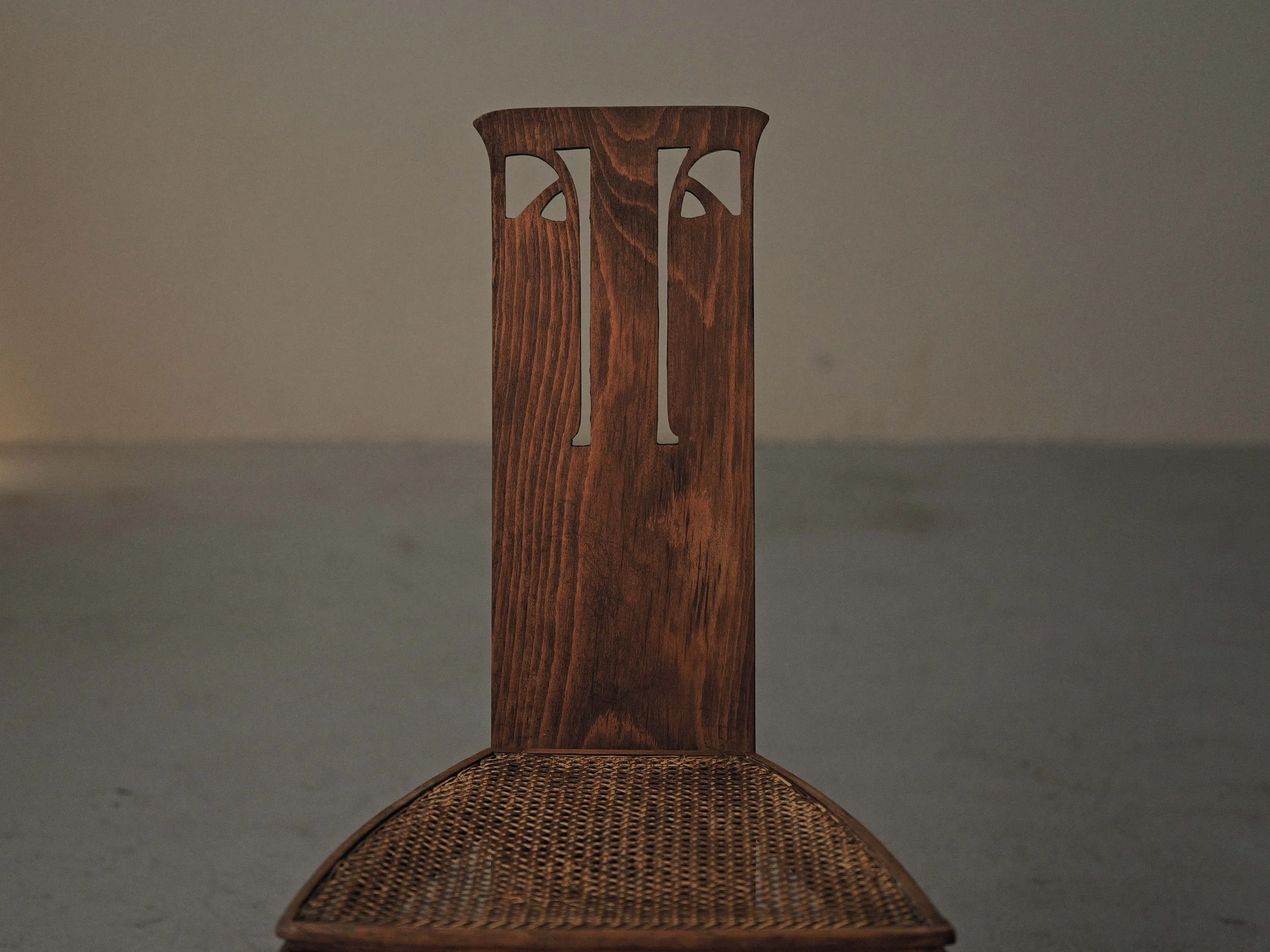 20260518A-chaise-d'appoint-bois-massif-et-cannage-pietements-traineaux-vers-1900-3.jpg