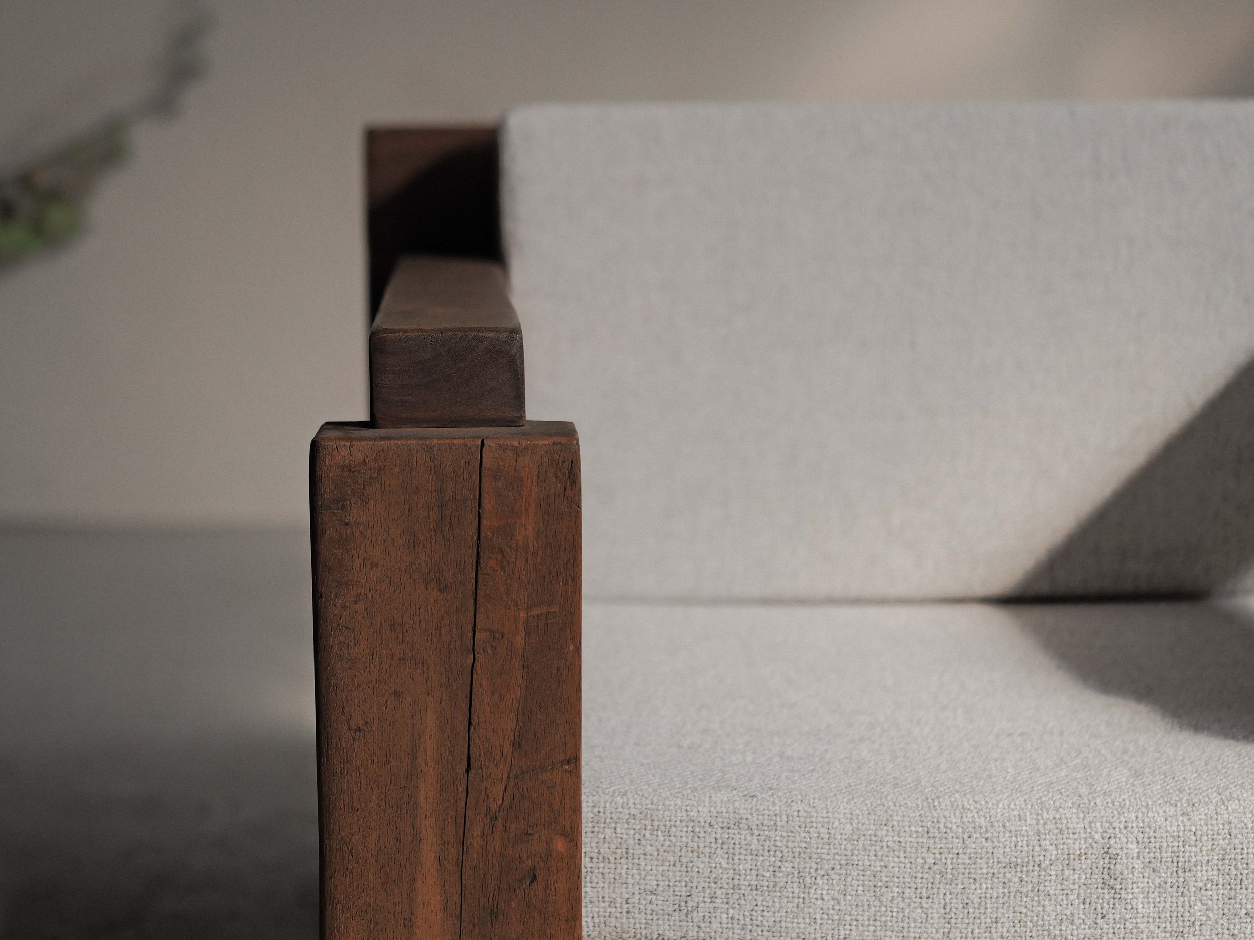 20260531A-fauteuil-artisanal-ou-d-architecte-bois-massif-et-tissu-travail-des-annees-80-90-4.jpg