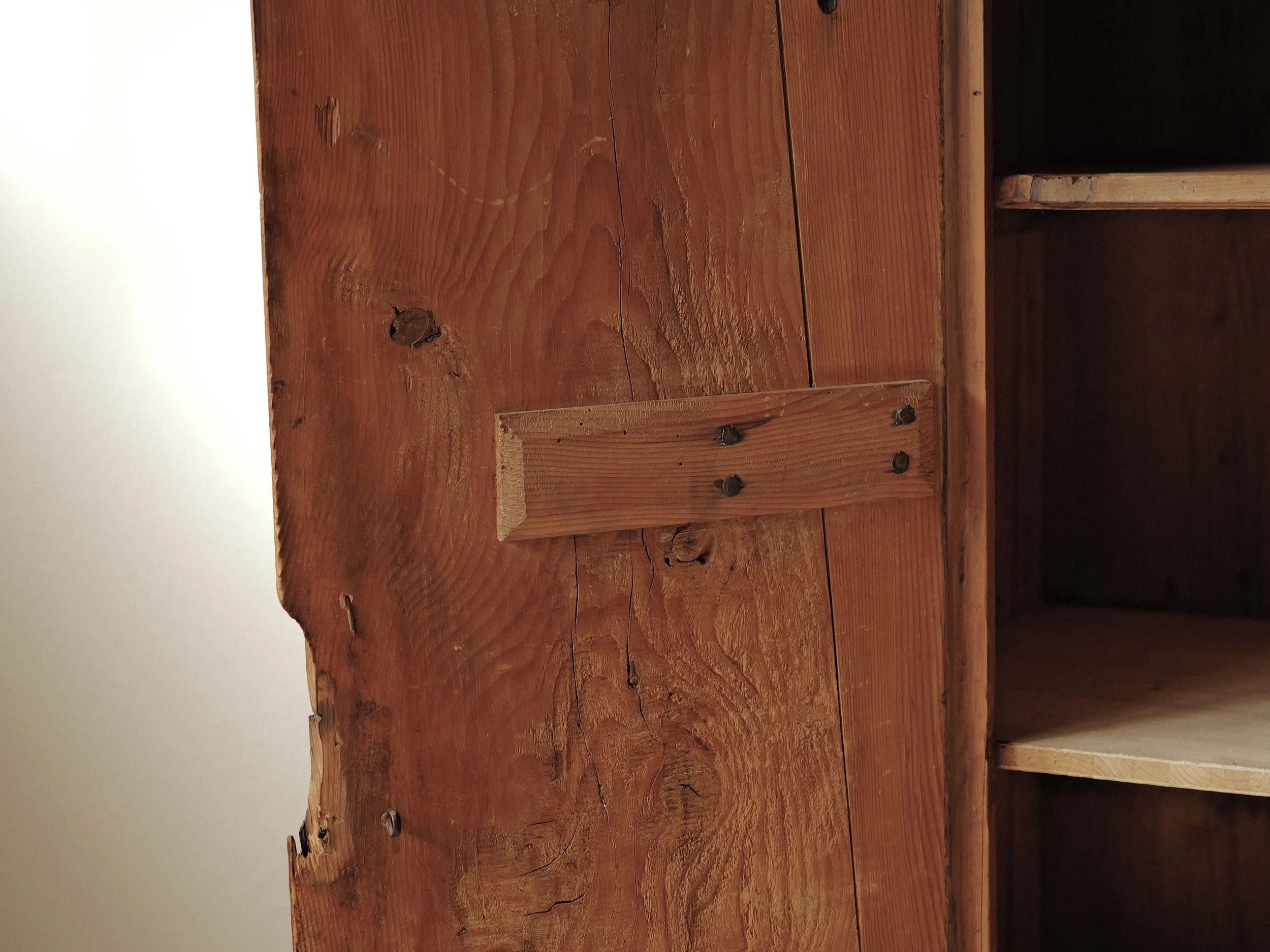 20260402M1-Armoire-alpine-en-pin-massif-art-populaire-savoie-18eme-siecle-10.jpg
