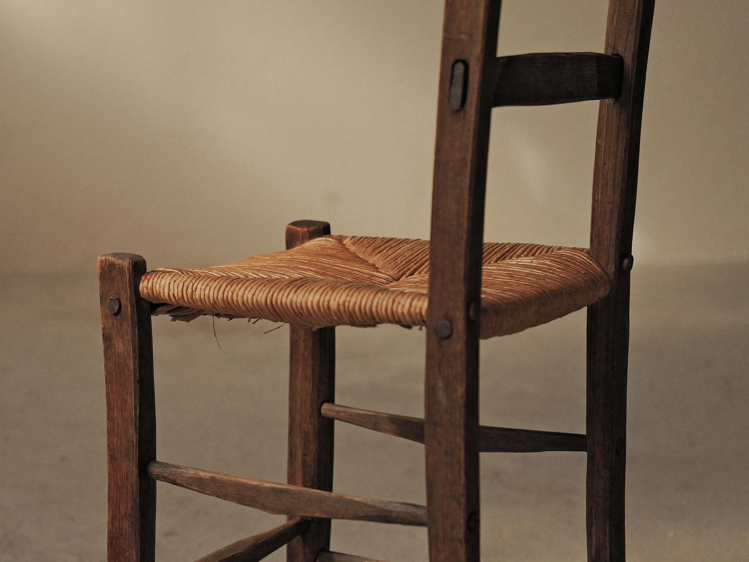 20260917A2-chaise-bois-massif-et-paille-travail-populaire-vers-1900-12.jpg