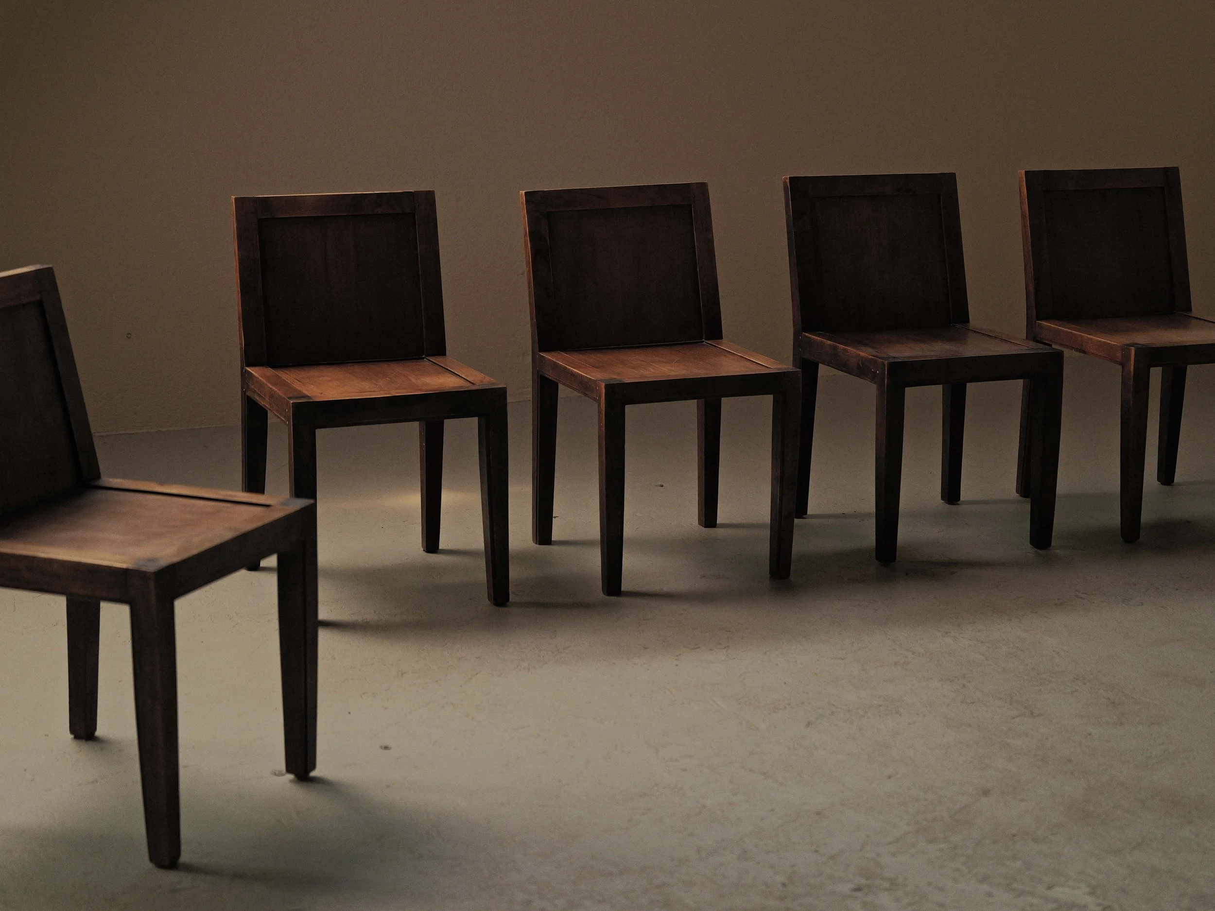 20260612A-Ensemble-de-6-chaises-enchene-massif-et-placage-de-chene-travail-artisanal-France-vers-1970-1980-19.jpg