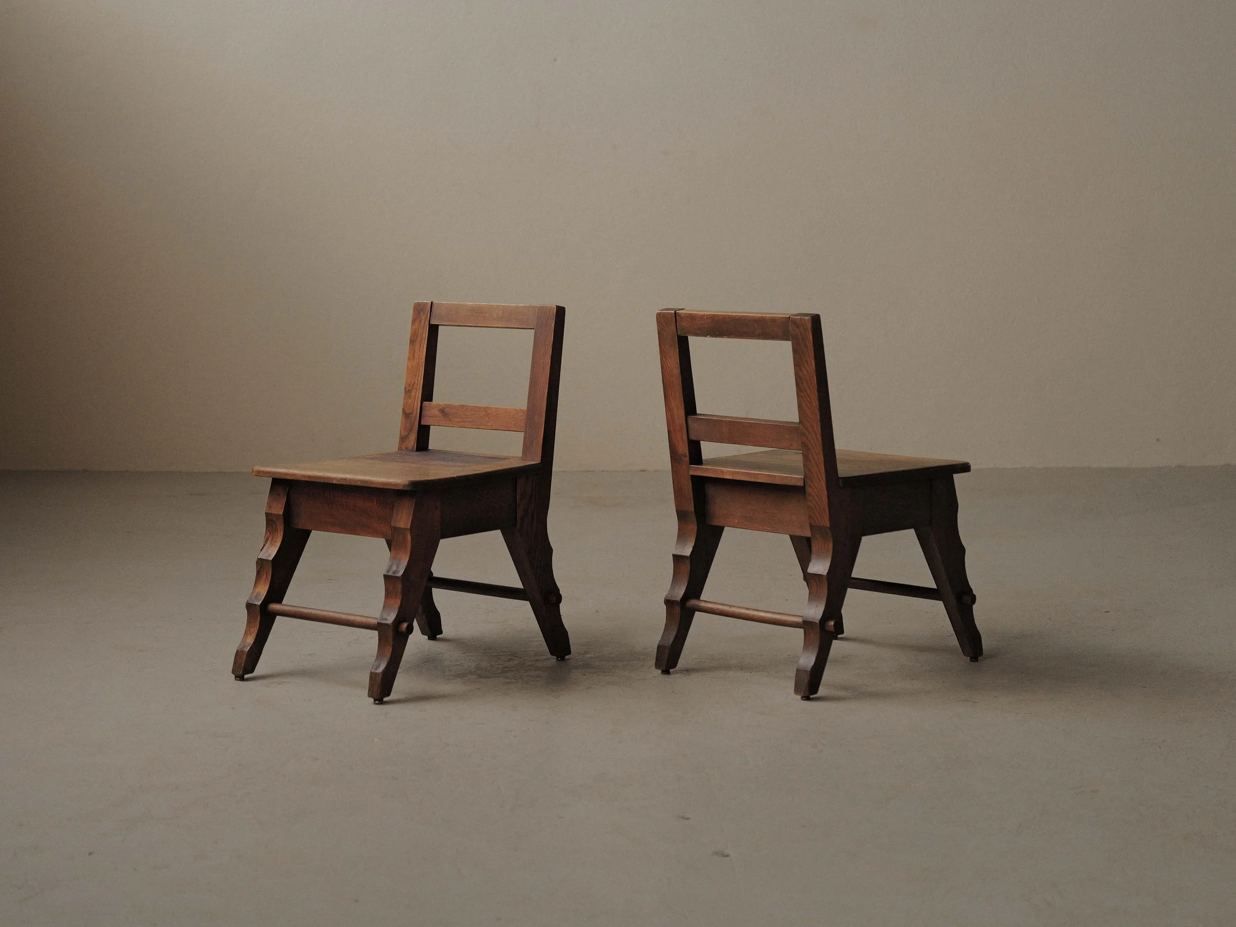 20260908A2-paire-de-chaises-d-appoint-artisanale-en-chene-massif-France-vers-1940-5.jpg