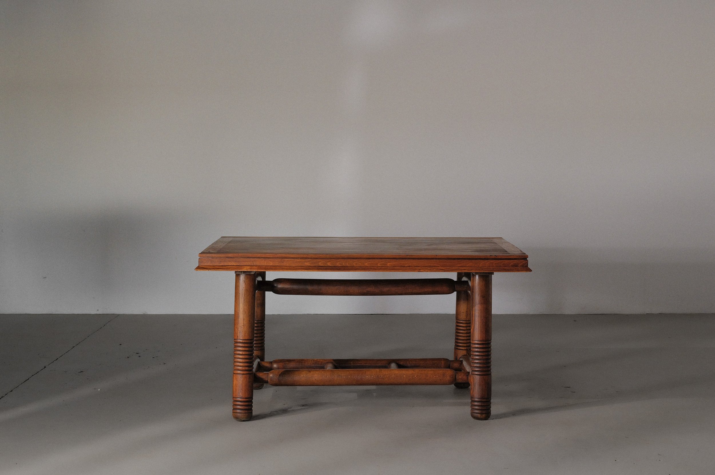 20250310T-table-moderniste-chene-massif-style-charles-dudouyt-1940-5.jpg