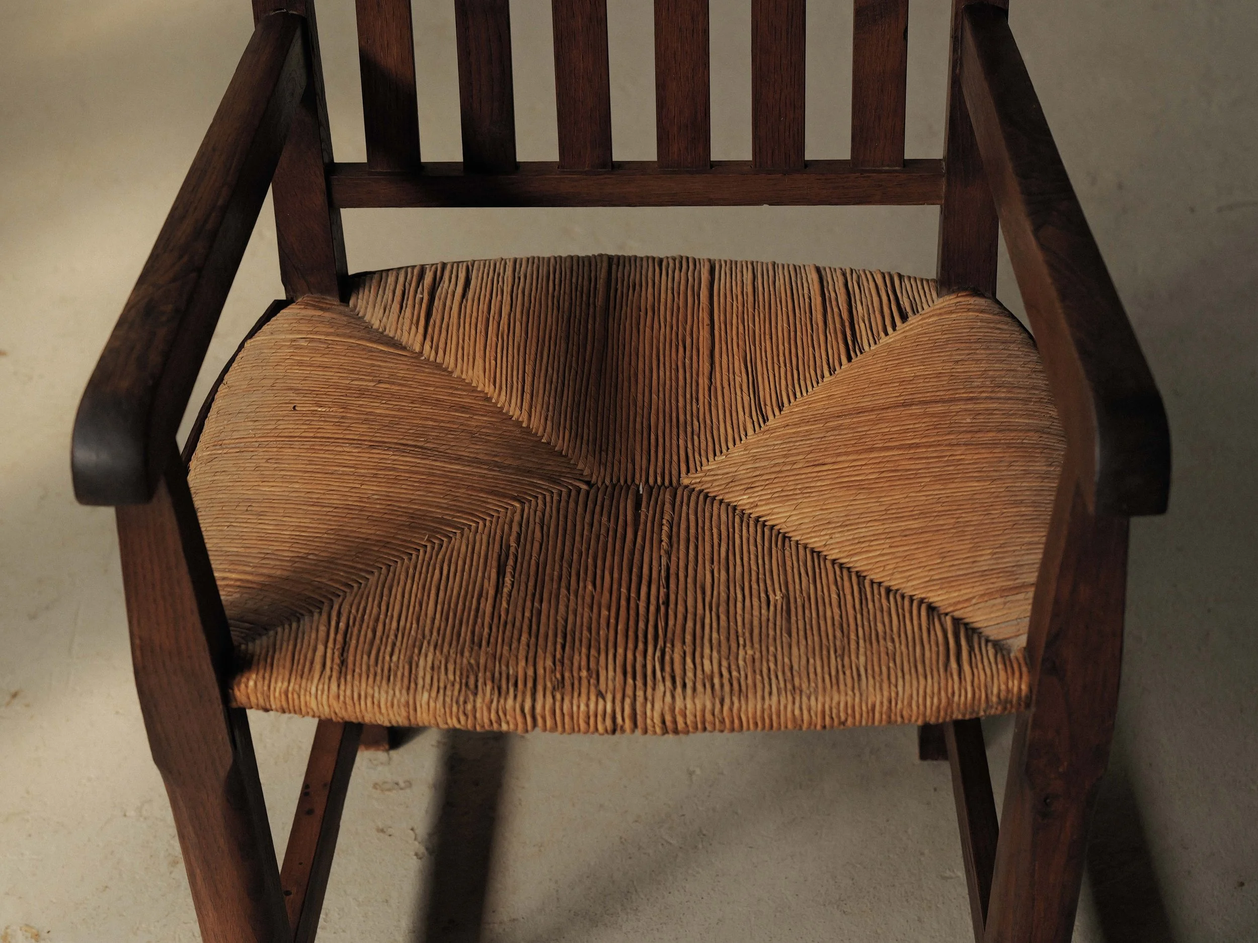 20260410A-fauteuil-artisanal-chene-massif-et-paille-tressee-vers-1950-7.jpg