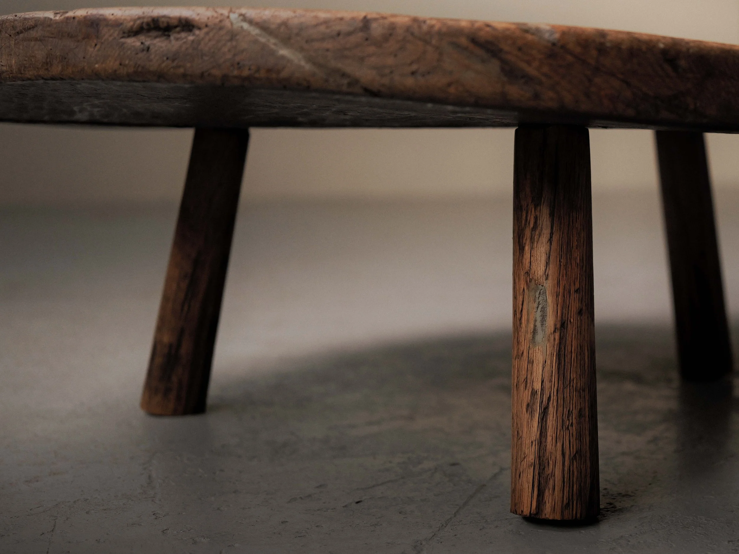 20260122T1-table-basse-ronde-brutaliste-artisanale-chene-massif-tripode-1950-9.jpg