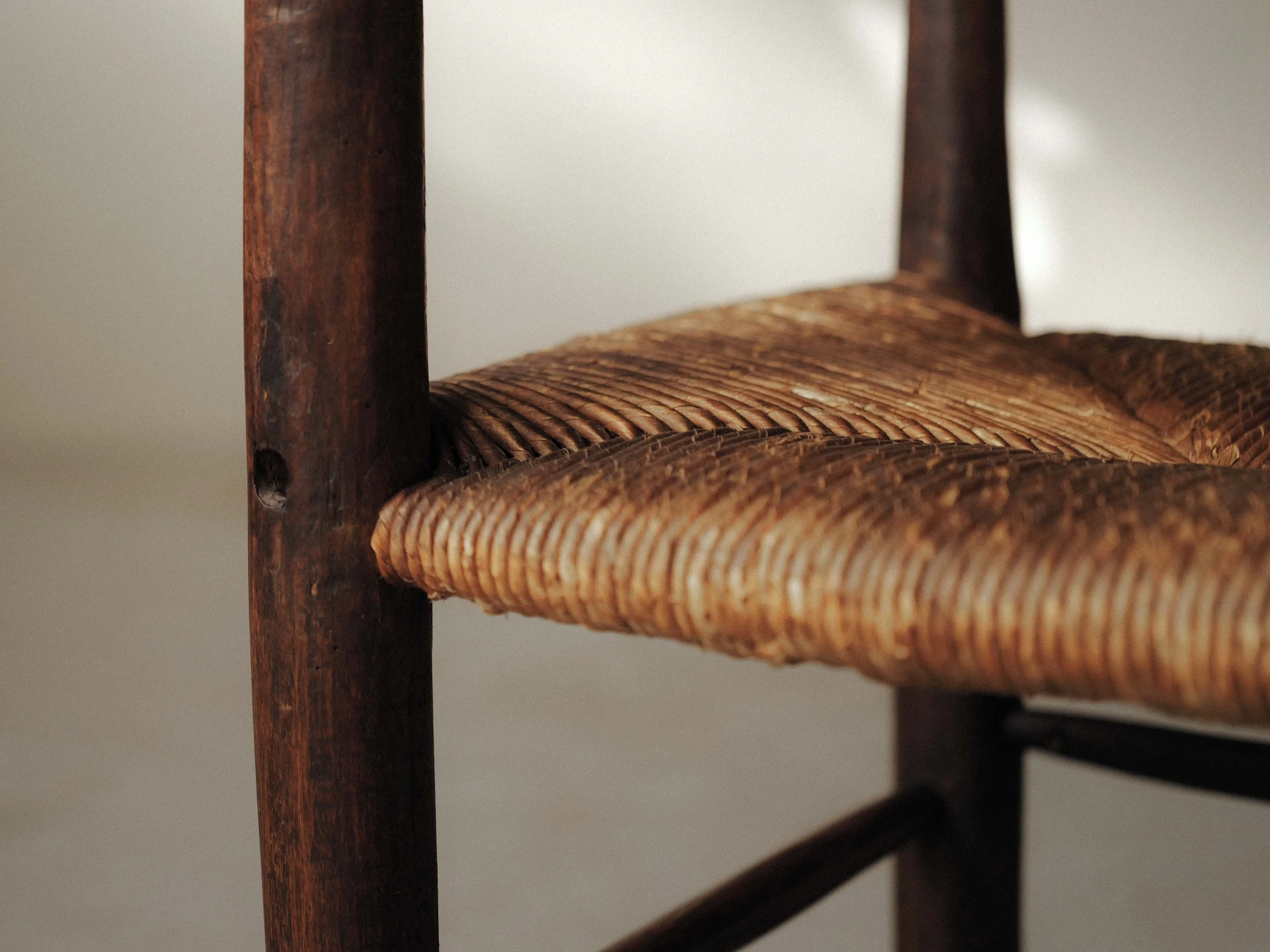 20261013A-Fauteuil-travail-populaire-de-ferme-bois-massif-et-paille-19eme-siecle-12.jpg