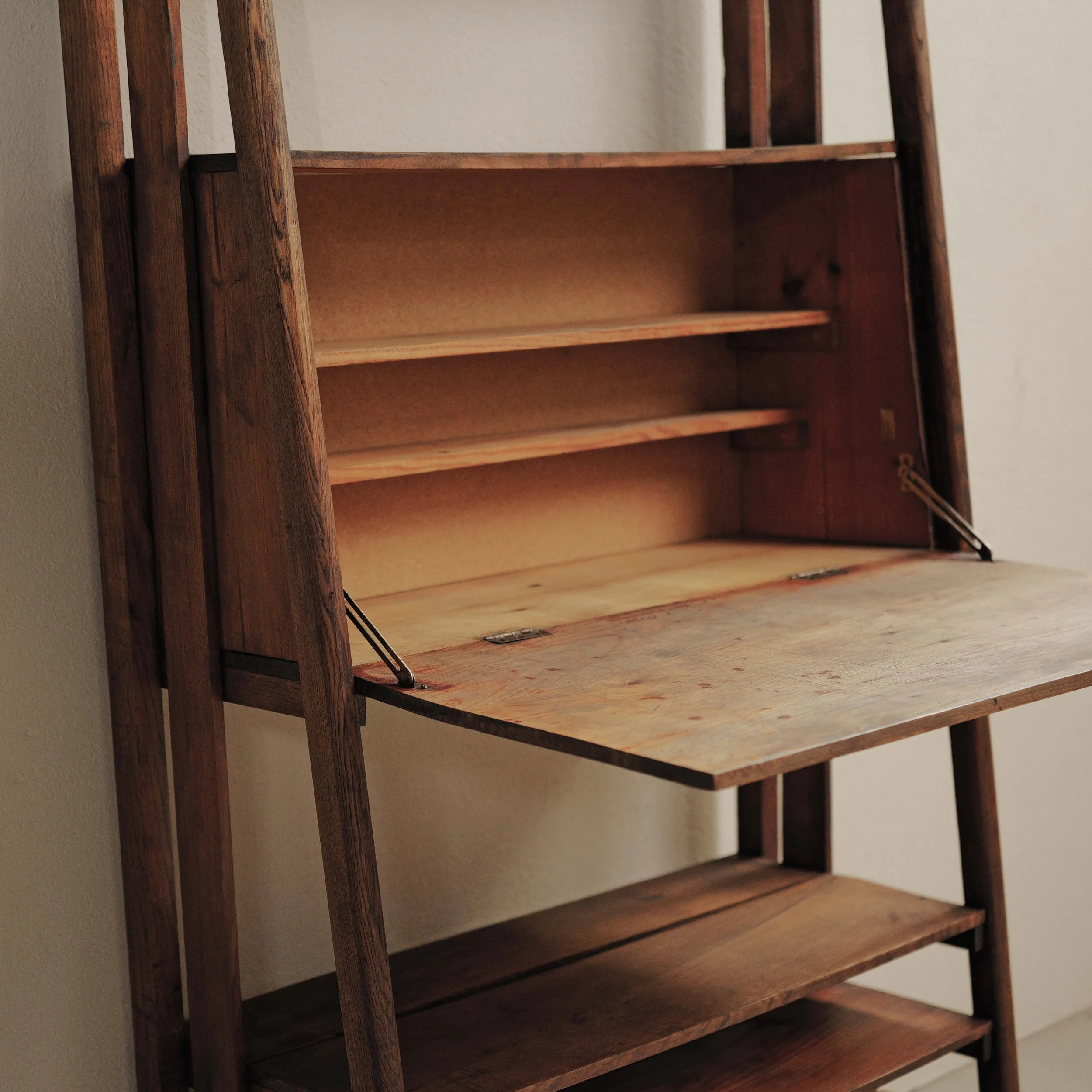 20260629M3-Meuble-artisanal-ou-d-architecte-etagere-secretaire-en-pin-et-chene-Vers-1960-9.jpg
