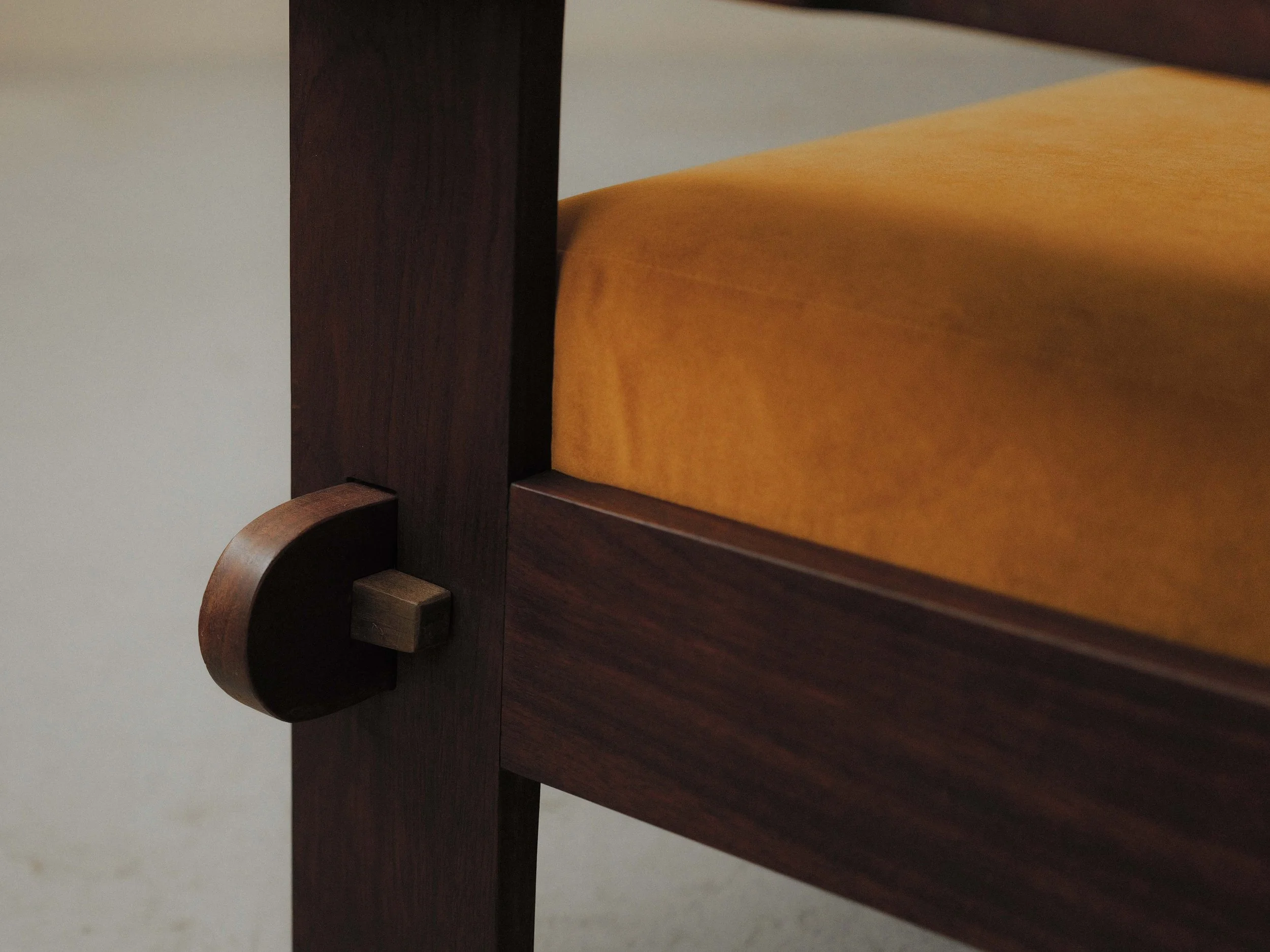 20260414A3-Banquette-artisanale-travail-d-architecte-bois-massif-tissu-moutarde-circa-1970-13.jpg