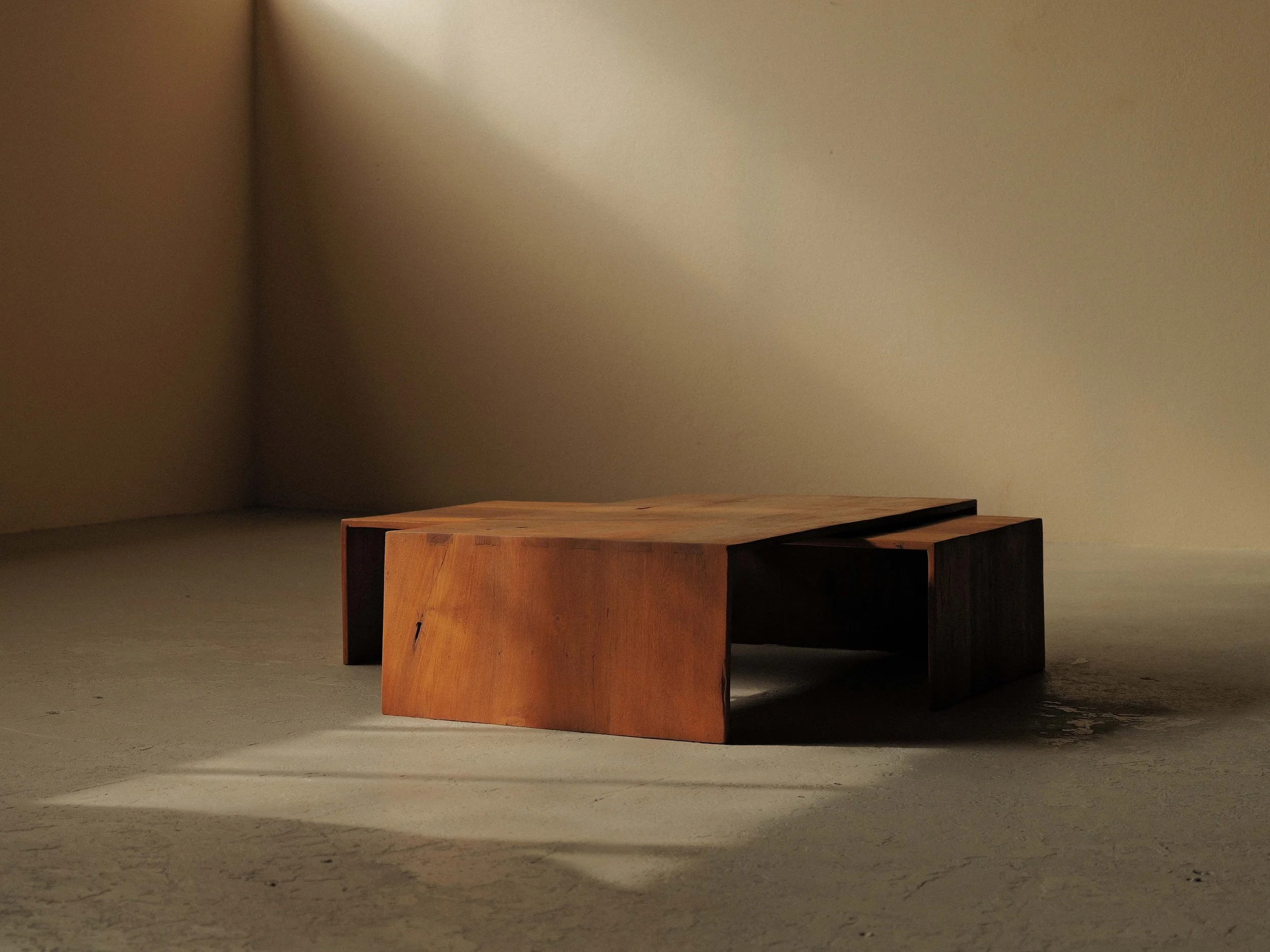 🔴 Paire de tables basses gigognes en bois massif, vers 1980