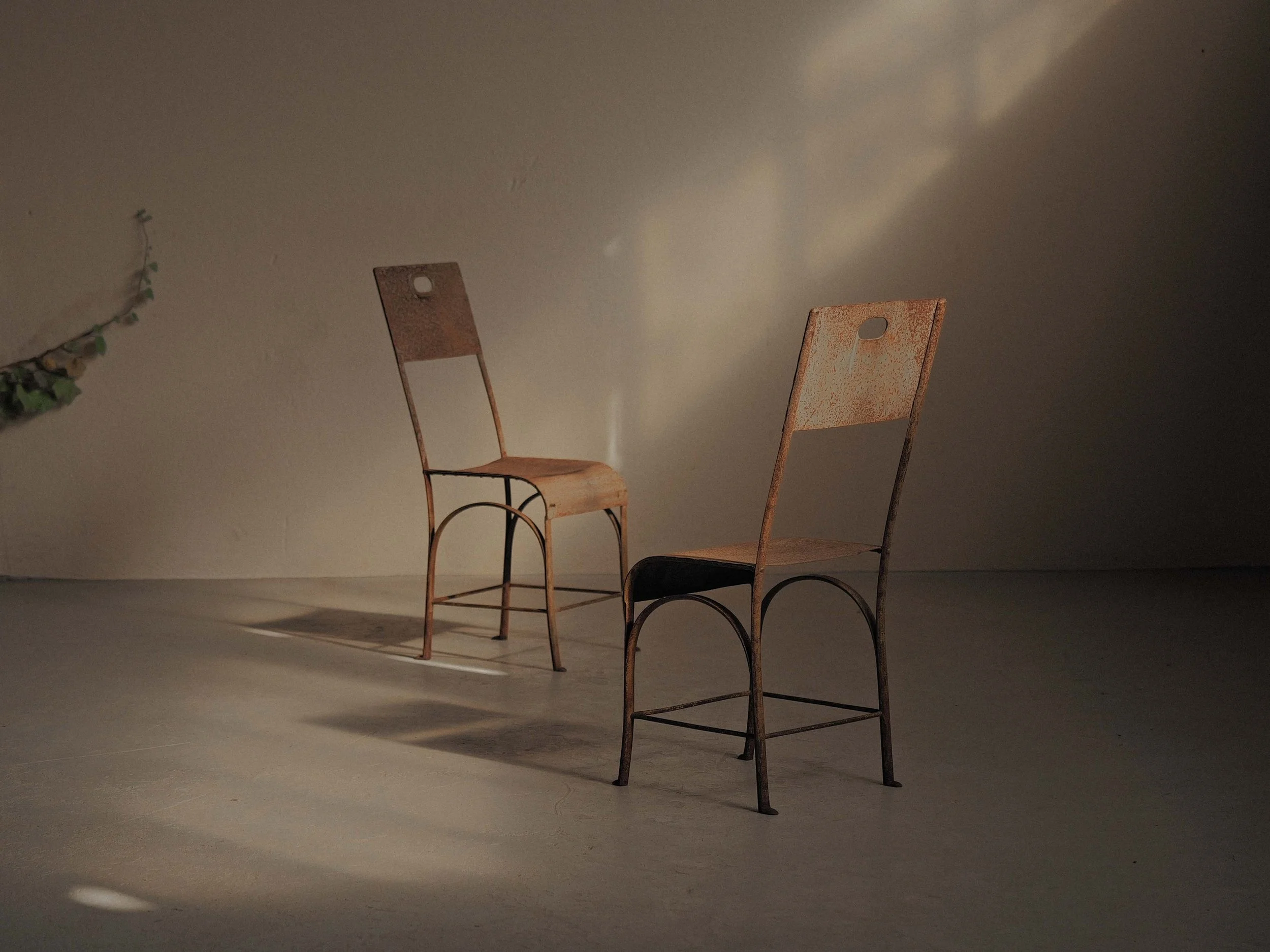 20260921A2-paire-de-chaises-en-acier-rivete-vers-1920-13.jpg