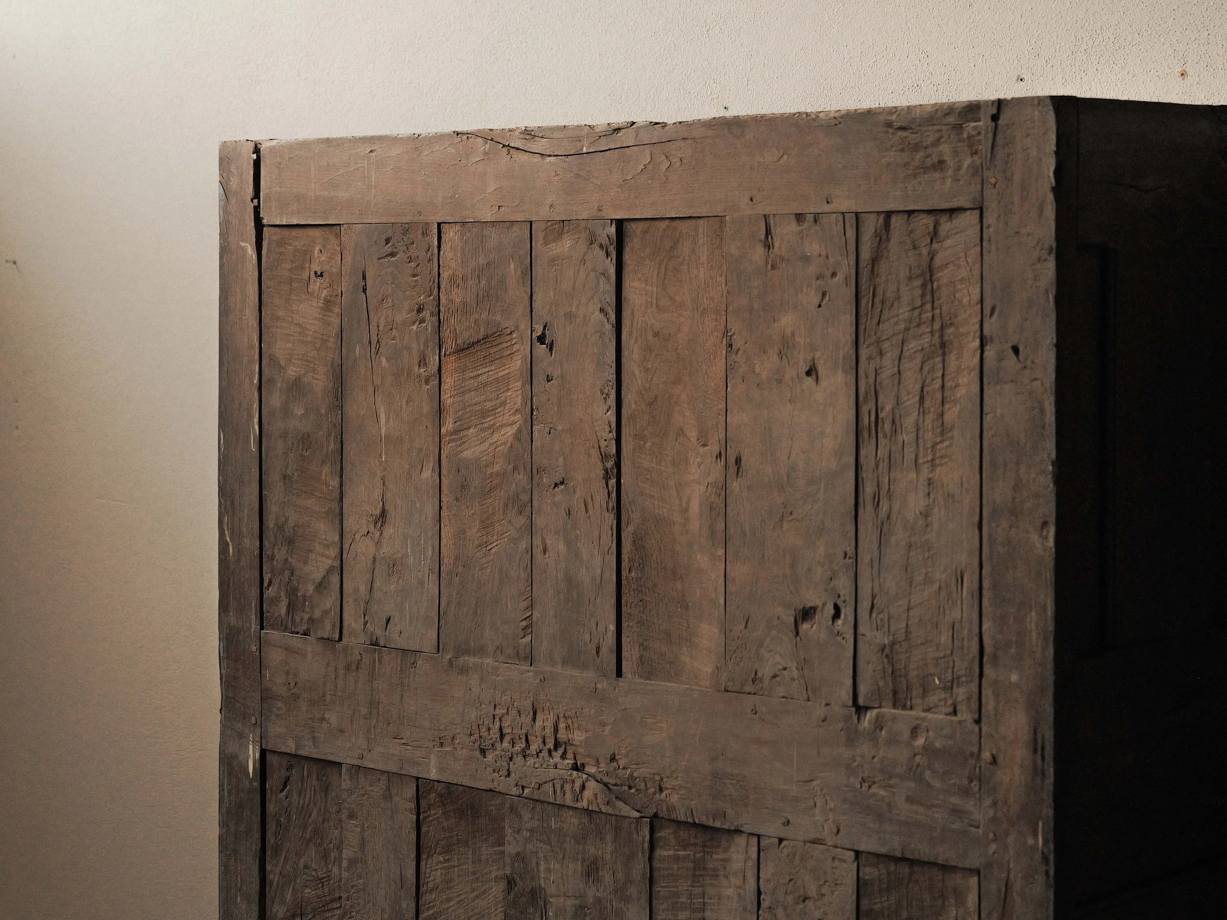 20260923M2-Armoire-coffre-en-chene-massif-entierement-sculptee-art-populaire-basque-19eme-siecle-25.jpg