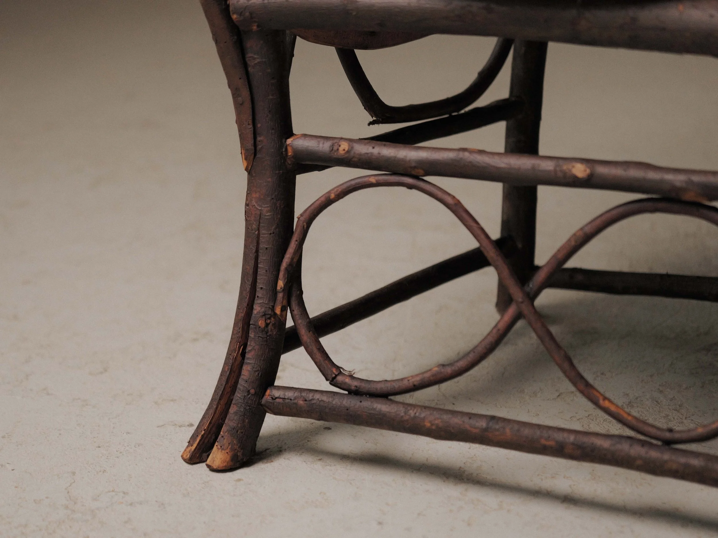 20261014A-Fauteuil-sculptural-en-branche-de-noisetier-artisanal-travail-populaire-auvergne-vers-1900-18.jpg