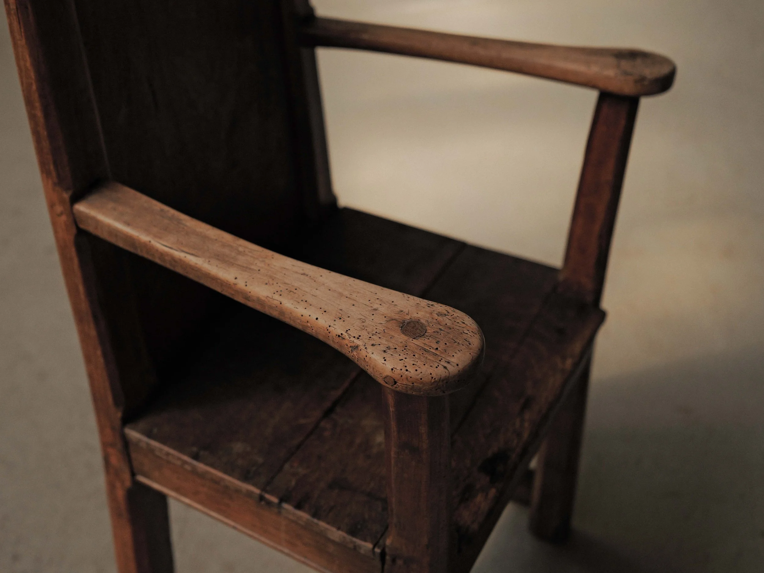 20260922A-fauteuil-rustique-en-chene-massif-travail-populaire-francais-19eme-siecle-9.jpg
