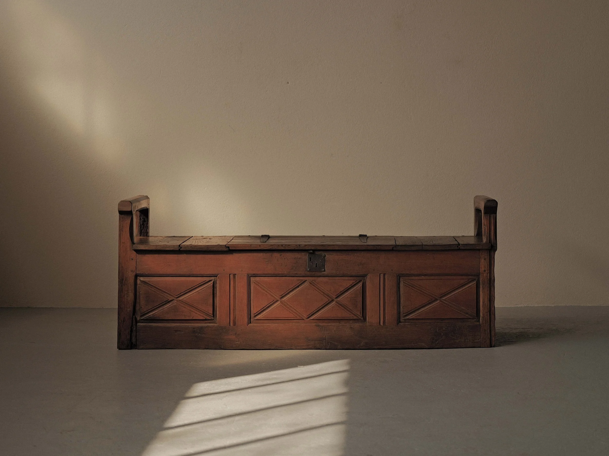 20260323A2-banc-coffre-archebanc-bois-massif-art-populaire-cantal-auvergne-18eme-siecle-3.jpg