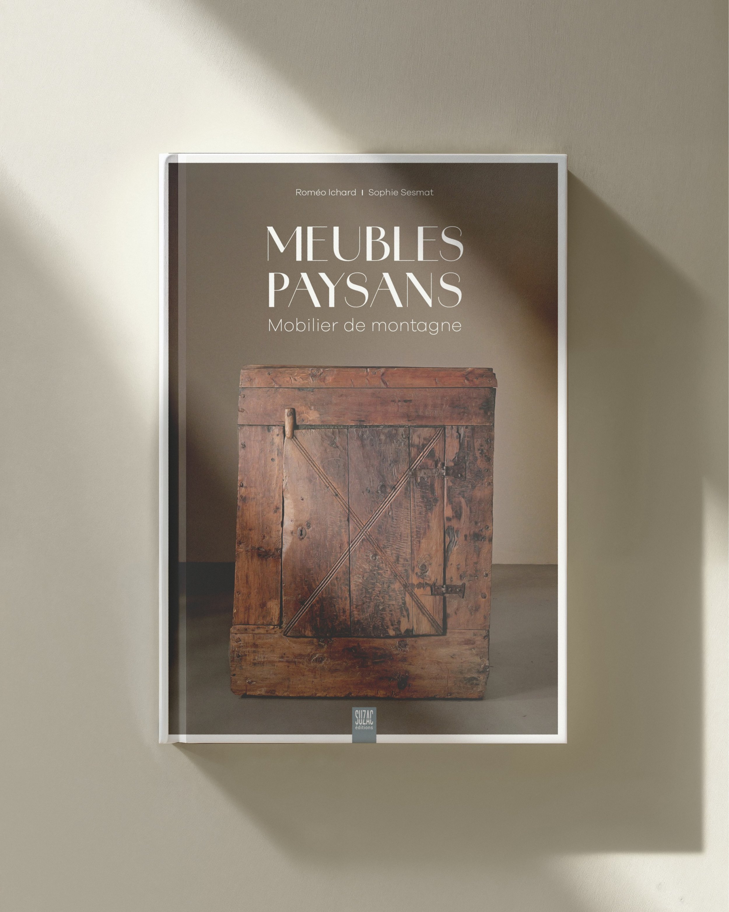 Cela fait un moment que nous travaillons sur ce livre, et nous sommes heureux de pouvoir enfin vous en parler.

&laquo;&nbsp;Meubles Paysans - Mobilier de montagne&nbsp;&raquo; para&icirc;tra le 8 octobre prochain.

Ce livre est n&eacute; d&rsquo;une