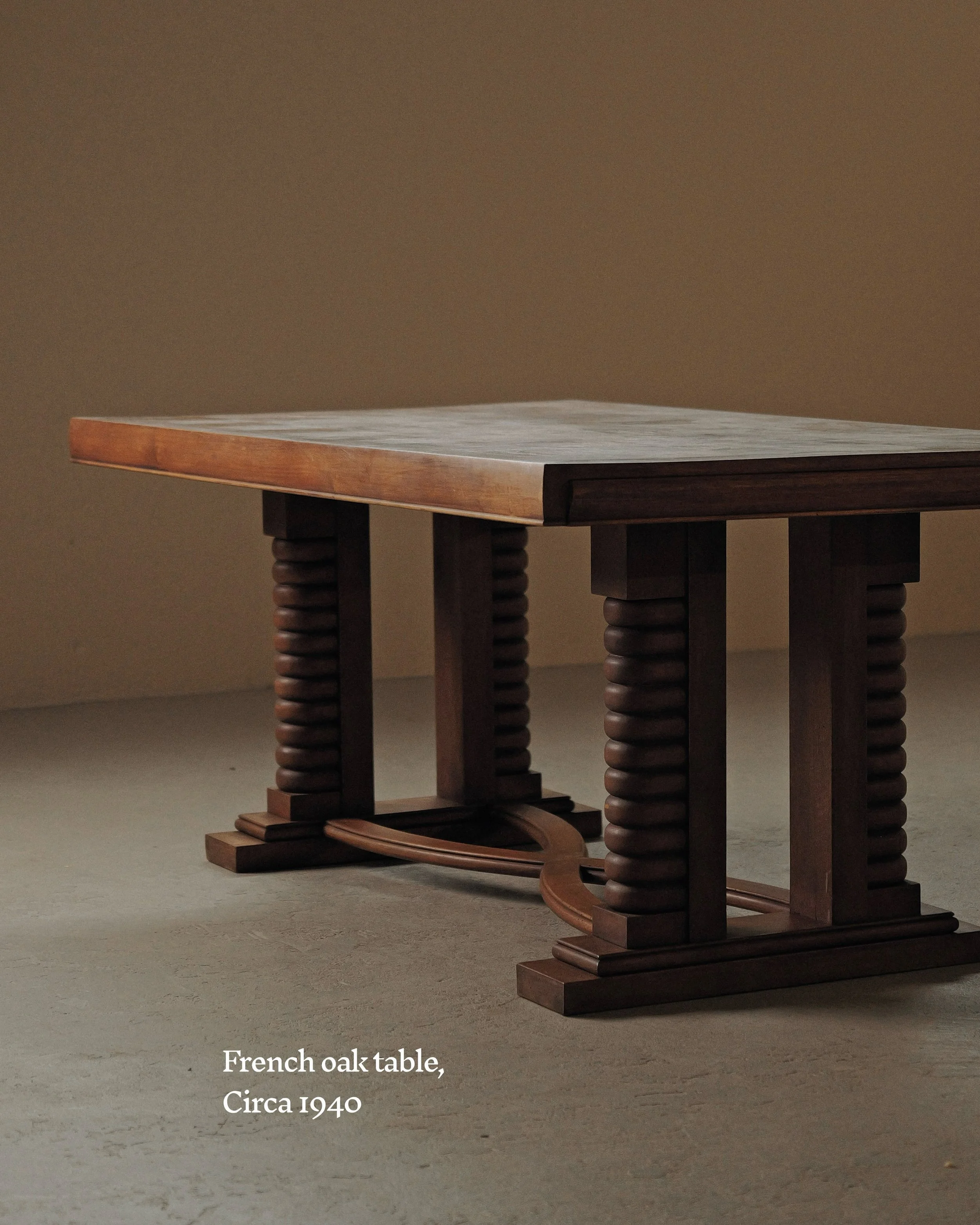 Oak dining table, France, circa 1940

#FrenchArtDeco #ArtDecoFurniture #OakFurniture #Marquetry #FrenchFurniture