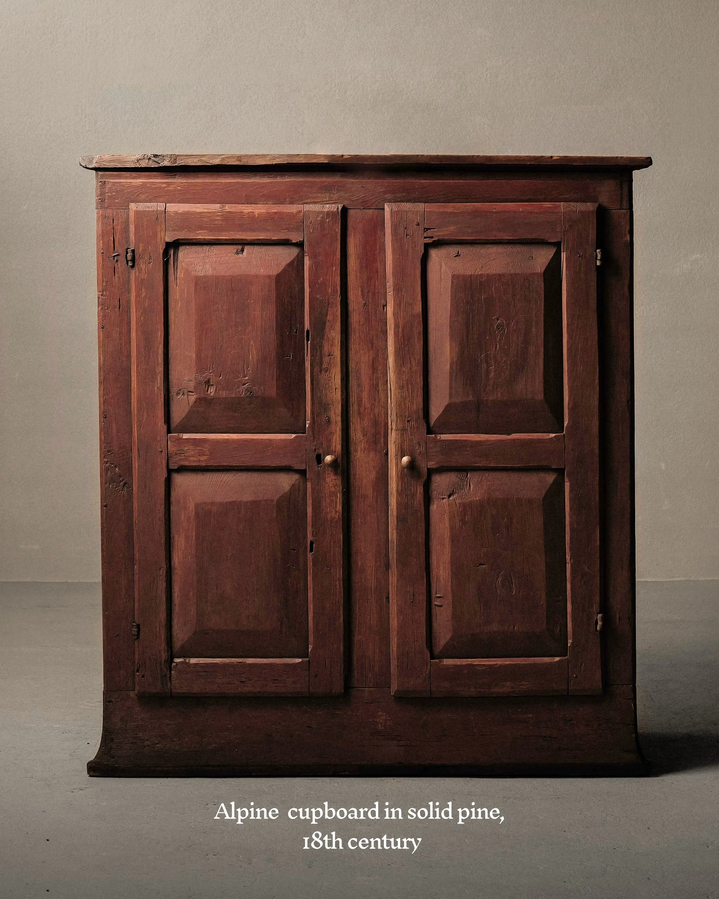 Alpine cupboard in solid pine, 18th century

#AlpineFurniture #VernacularFurniture #PineFurniture #PrimitiveAntiques #Antiques