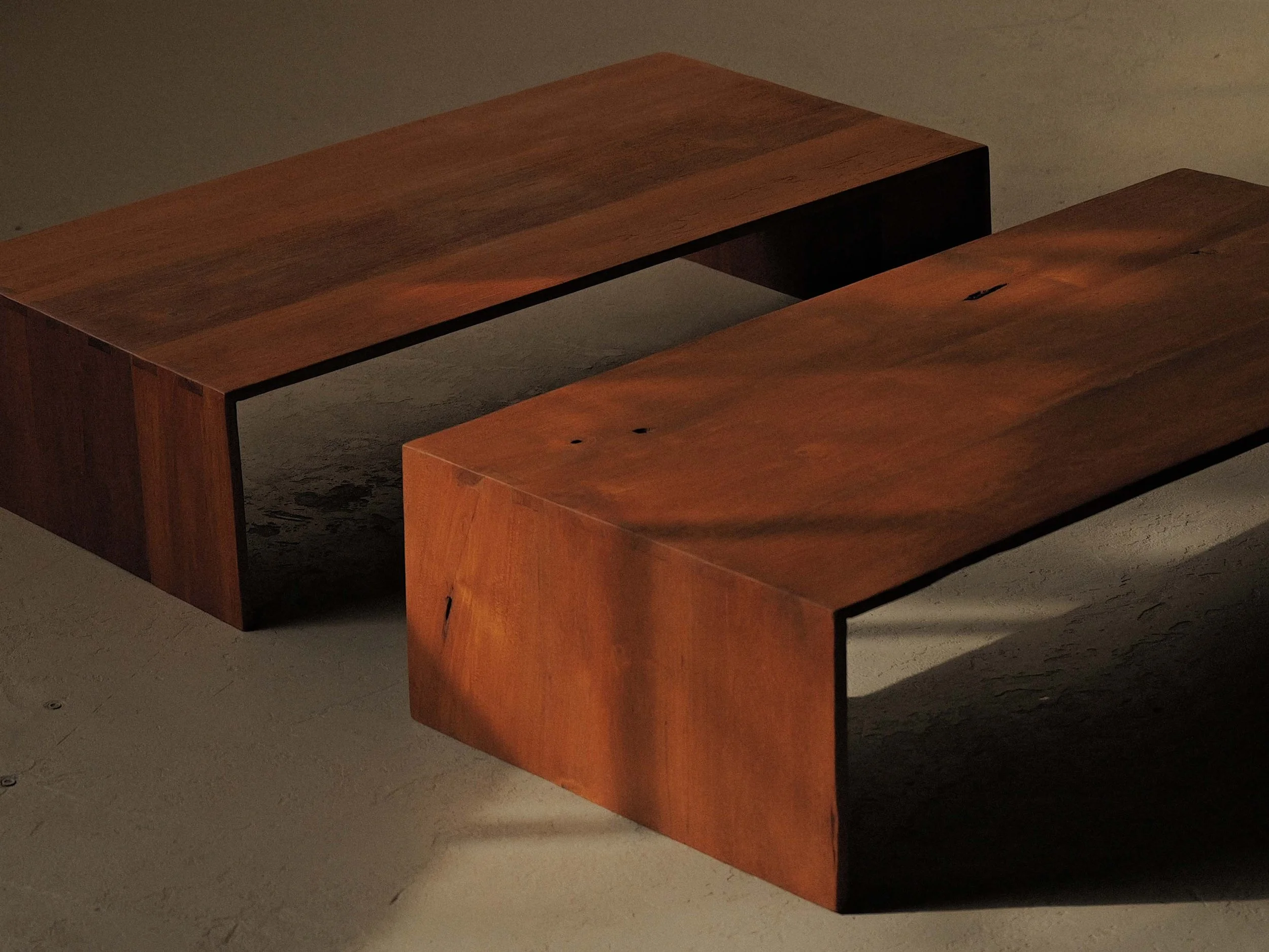 20260228T1-paire-de-tables-basses-gigognes-en-bois-massif-travail-artisanal-vers-1980-12.jpg