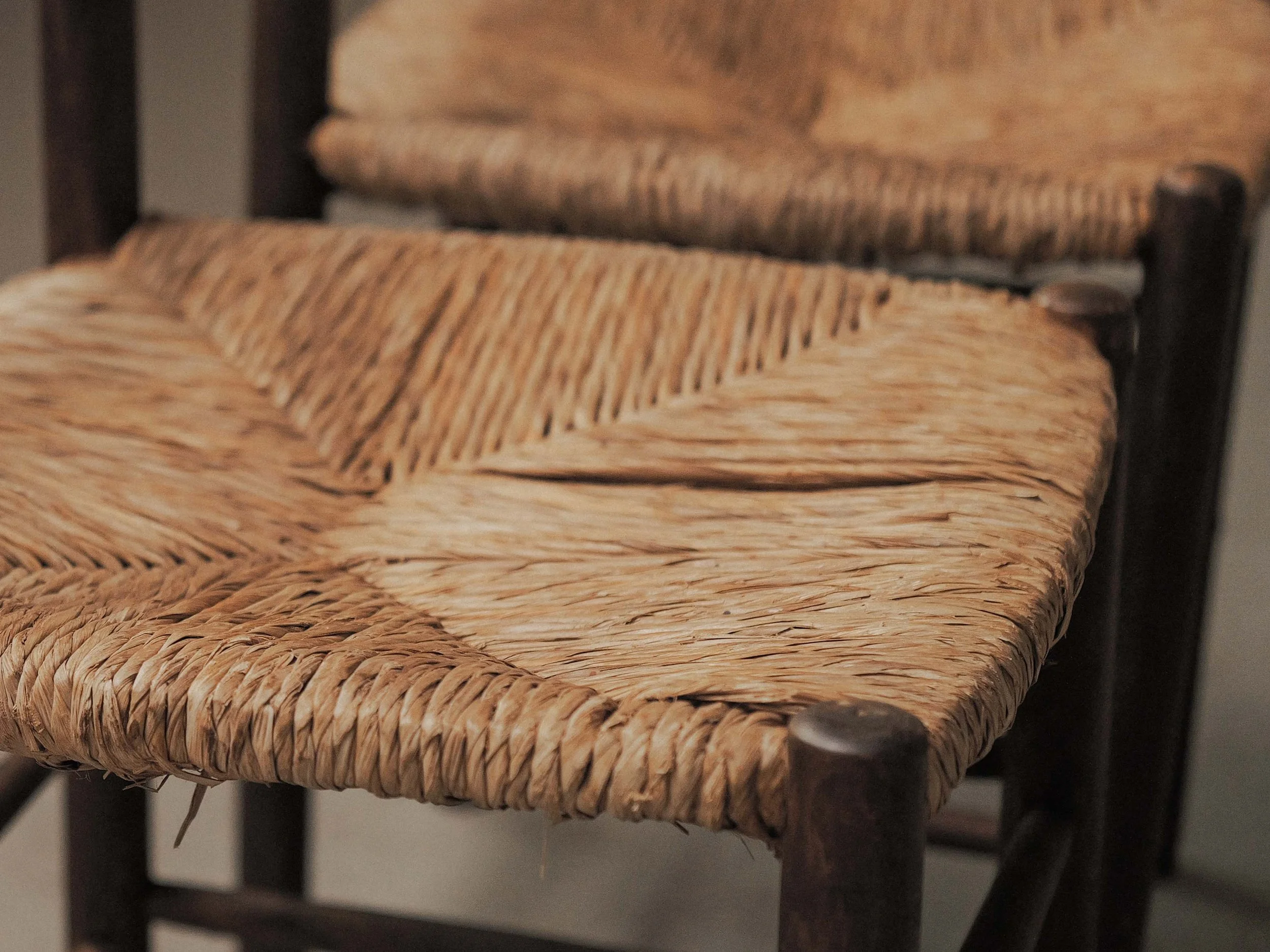20260917A1-Set-de-4-chaises-bois-massif-et-paille-Vers-1960-4.jpg
