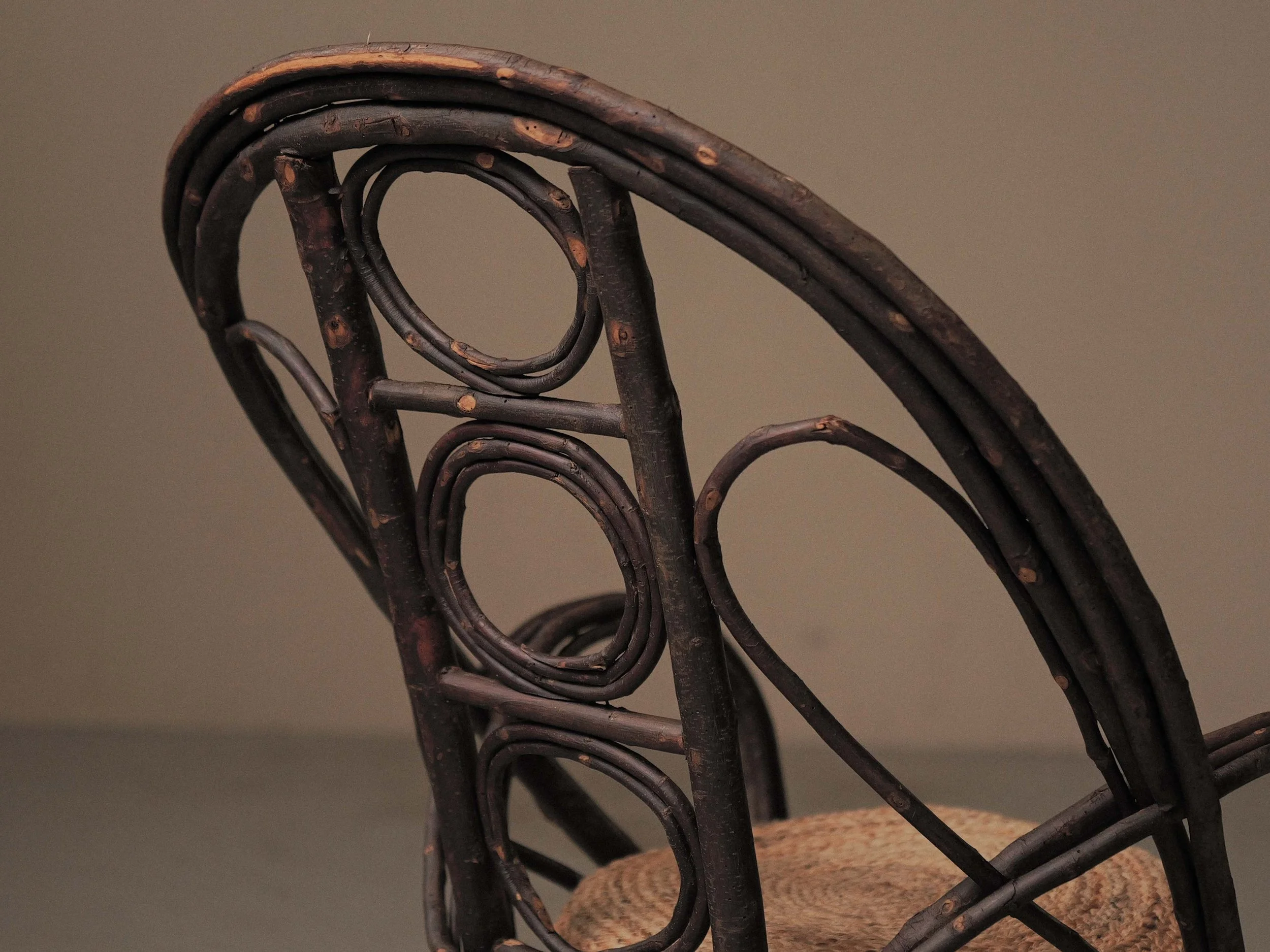 20261014A-Fauteuil-sculptural-en-branche-de-noisetier-artisanal-travail-populaire-auvergne-vers-1900-9.jpg