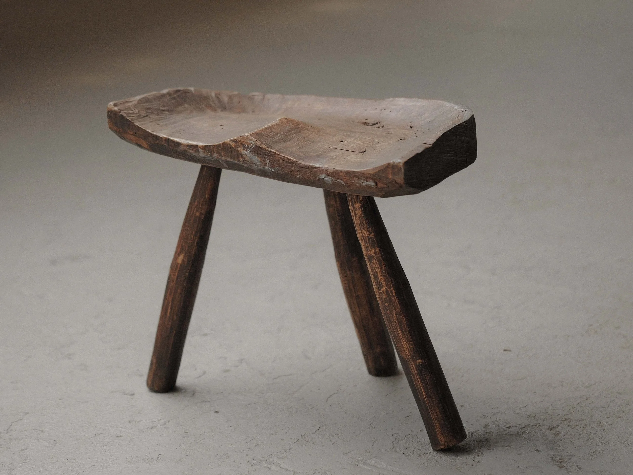 20260630A3-Tabouret-de-traite-dit-sellou-en-bois-massif-travail-populaire-des-cevennes-Vers-1900-3.jpg