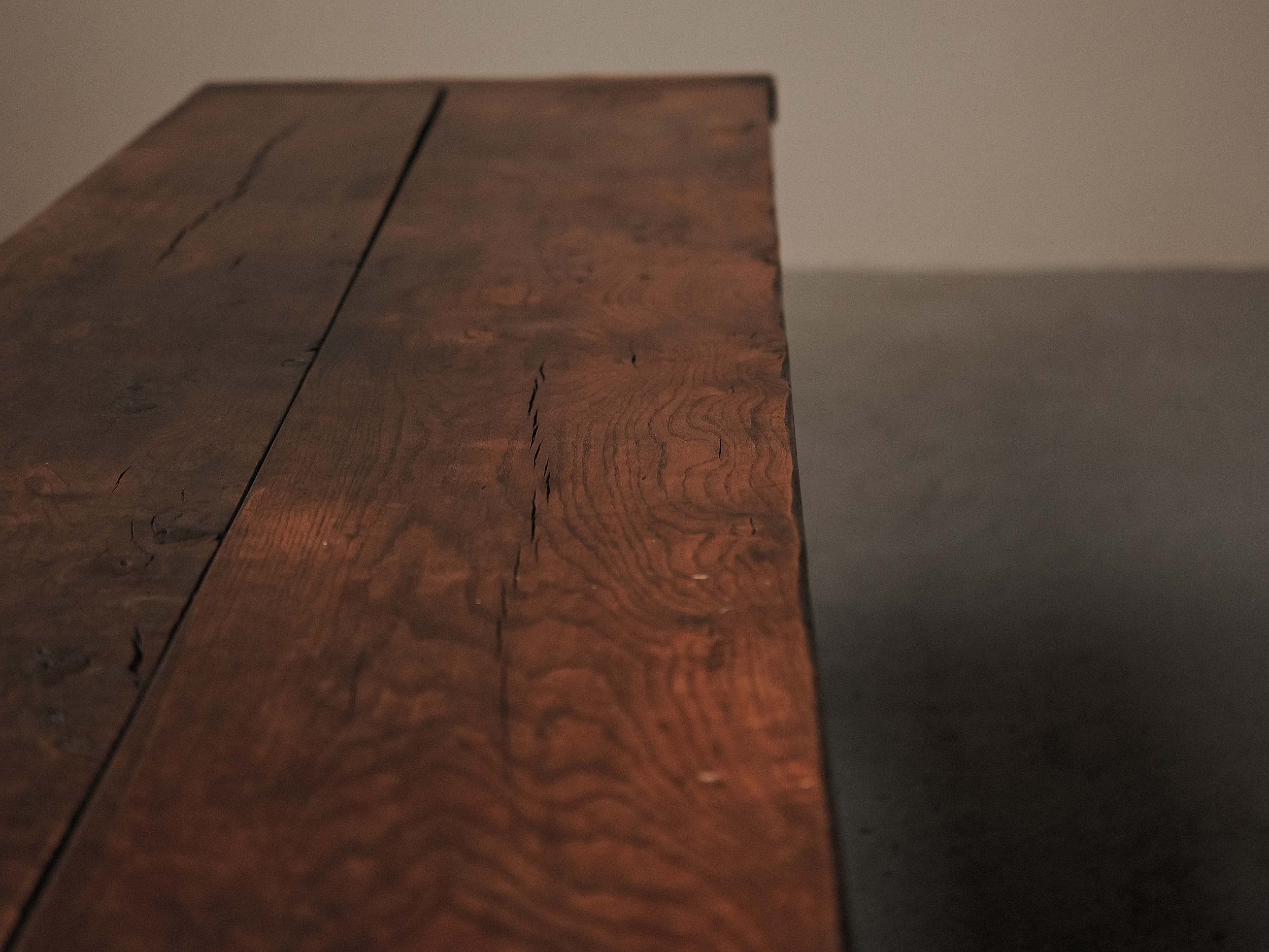 20260802T-Table-artisanale-en-chene-massif-signe-J.Mercier-Vers-1950-5.jpg