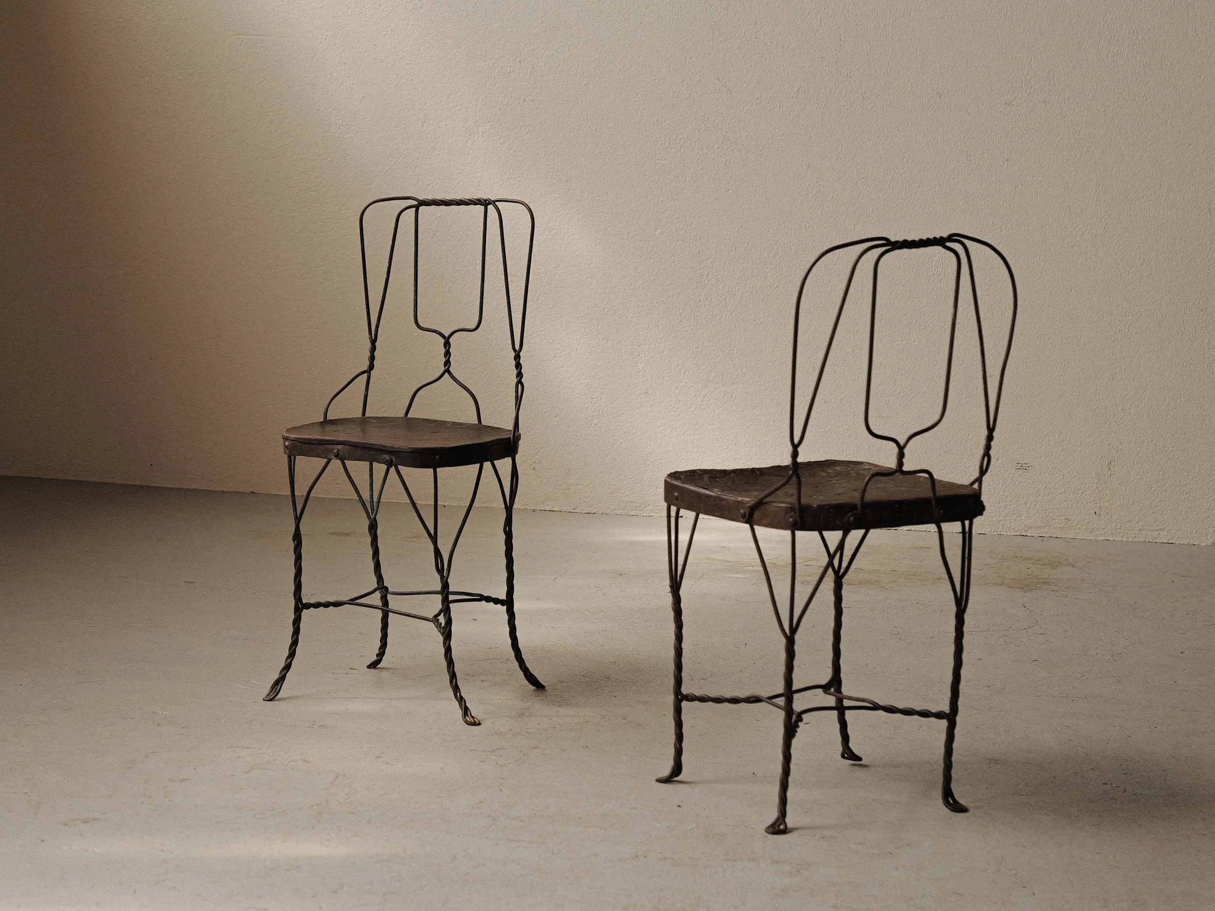20260805A-Paire-de-chaises-naive-en-metal-tresse-et-soude-vers-1950-12.jpg