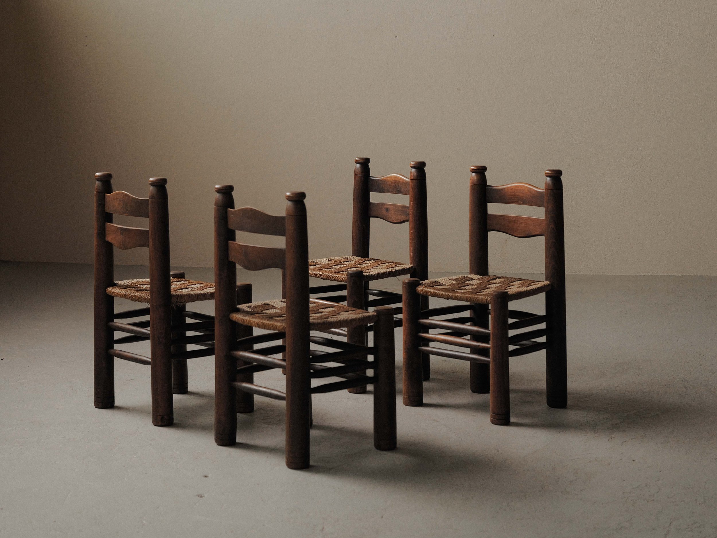 🔴 Suite de 4 chaises en hêtre massif, France, vers 1940