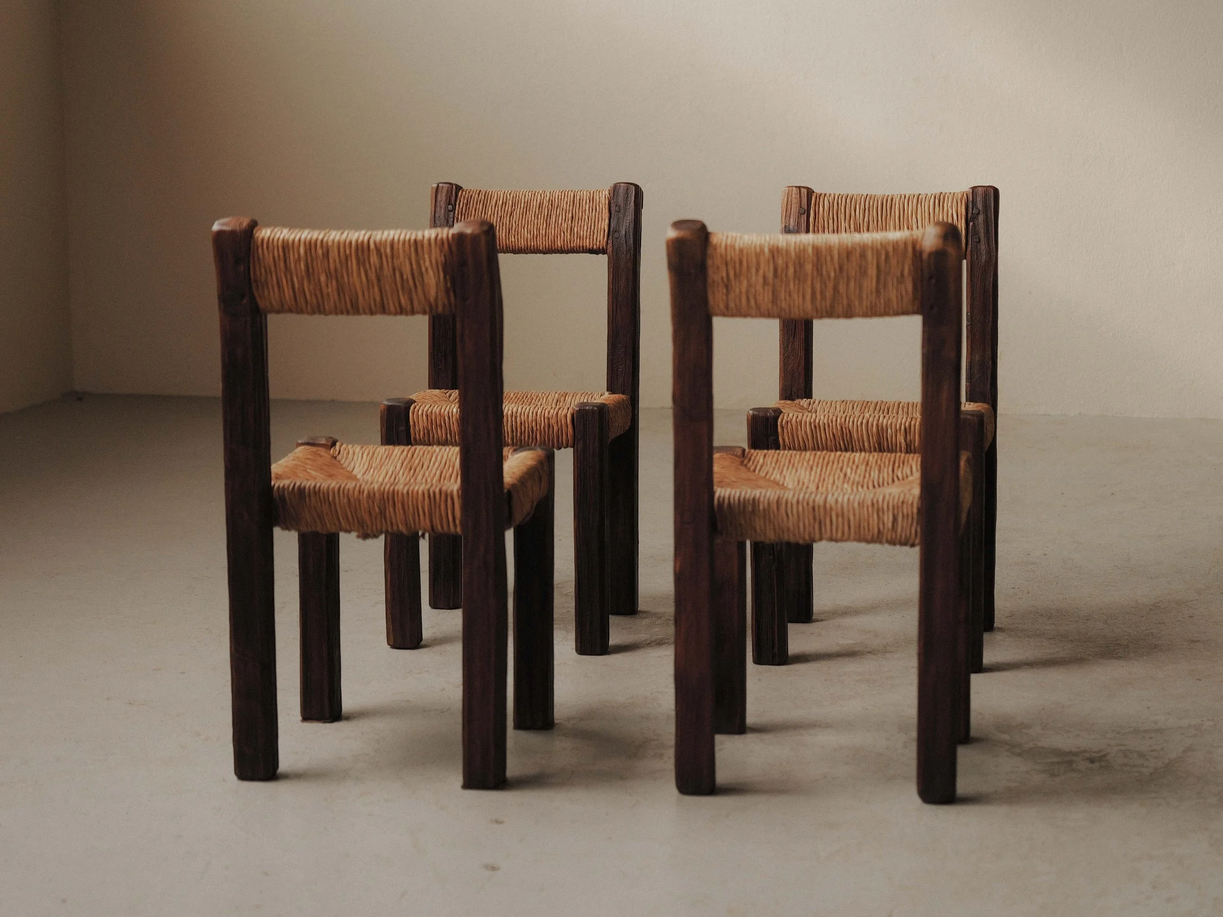 20261019A-ensemble-de-4-chaises-en-meleze-massif-et-paille-tressee-travail-artisanal-francais-vers-1960-14.jpg
