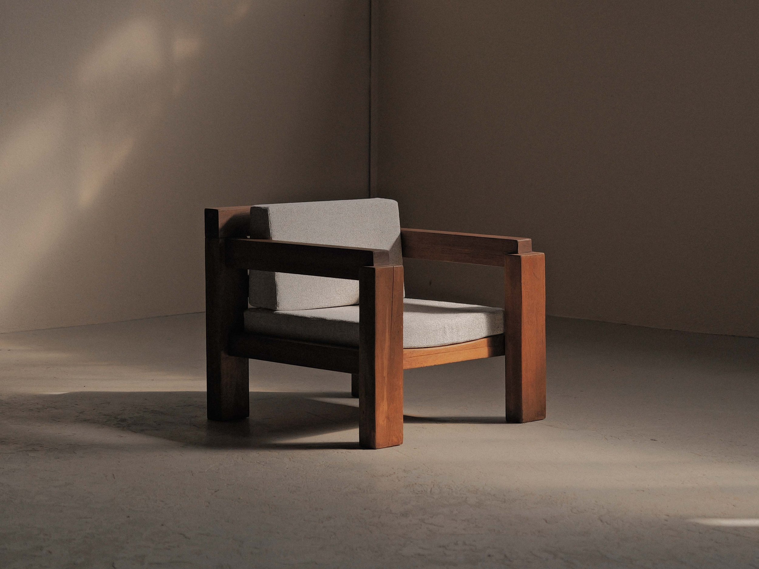20260531A-fauteuil-artisanal-ou-d-architecte-bois-massif-et-tissu-travail-des-annees-80-90-2.jpg