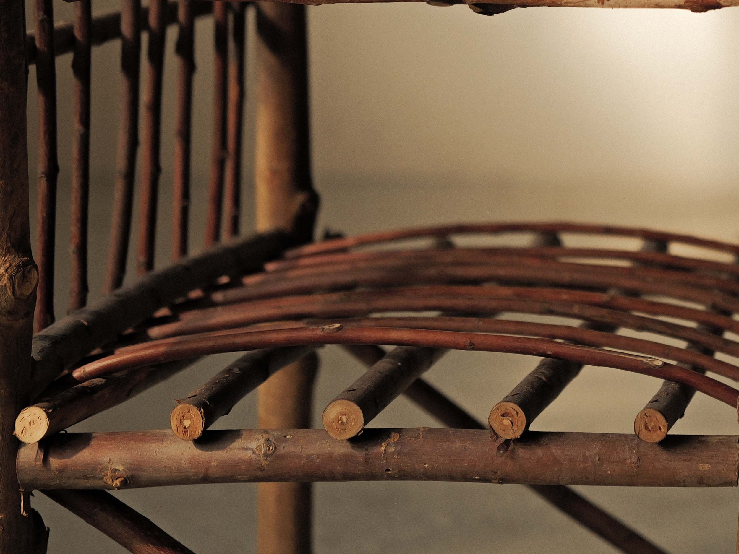 20260908A3-Fauteuil-naif-en-branches-de-noisetier-france-vers-1950-8.jpg
