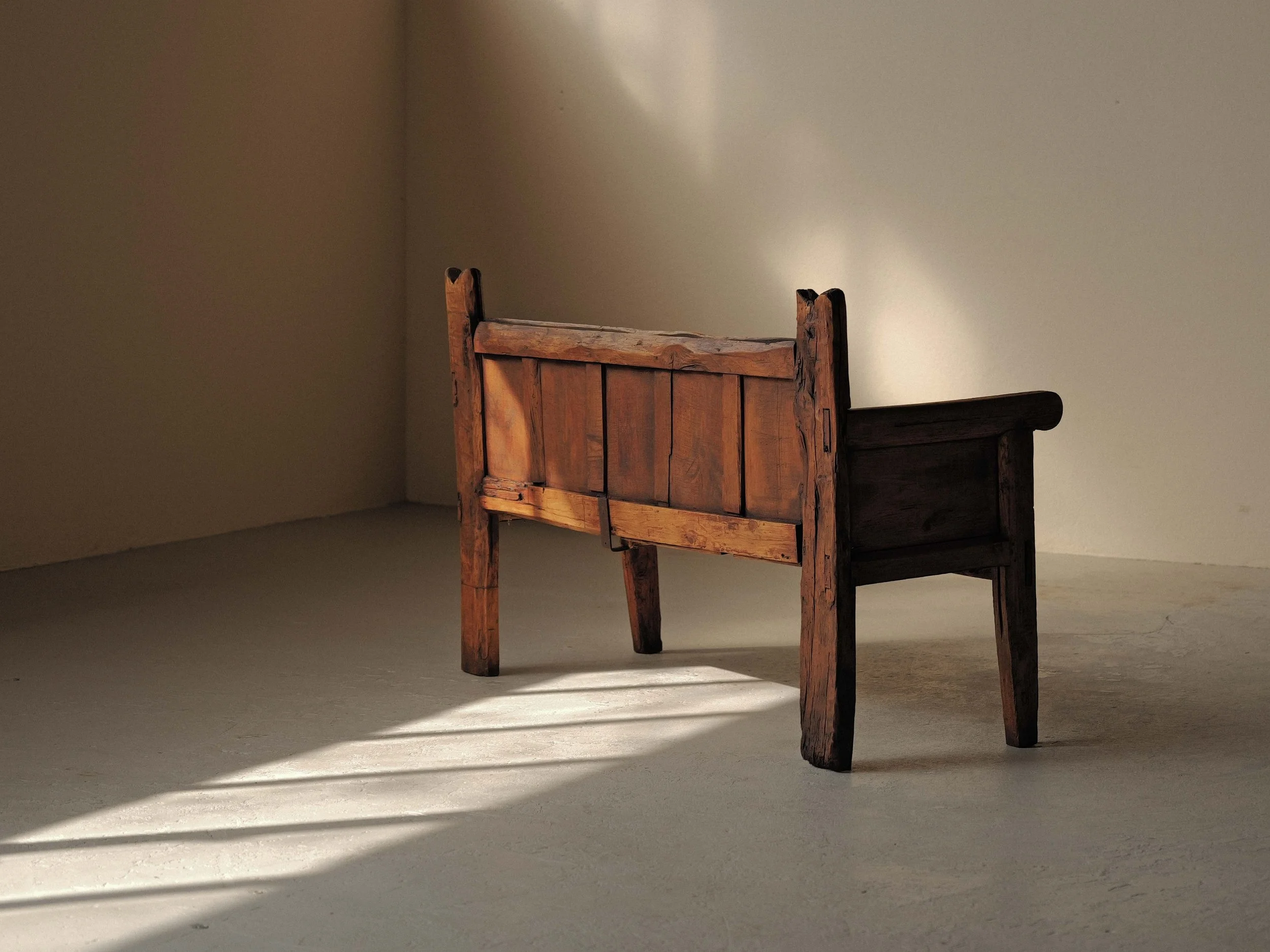 20260331A1-banc-art-populaire-espagnol-en-bois-massif-pyrenees-19eme-siecle-14.jpg