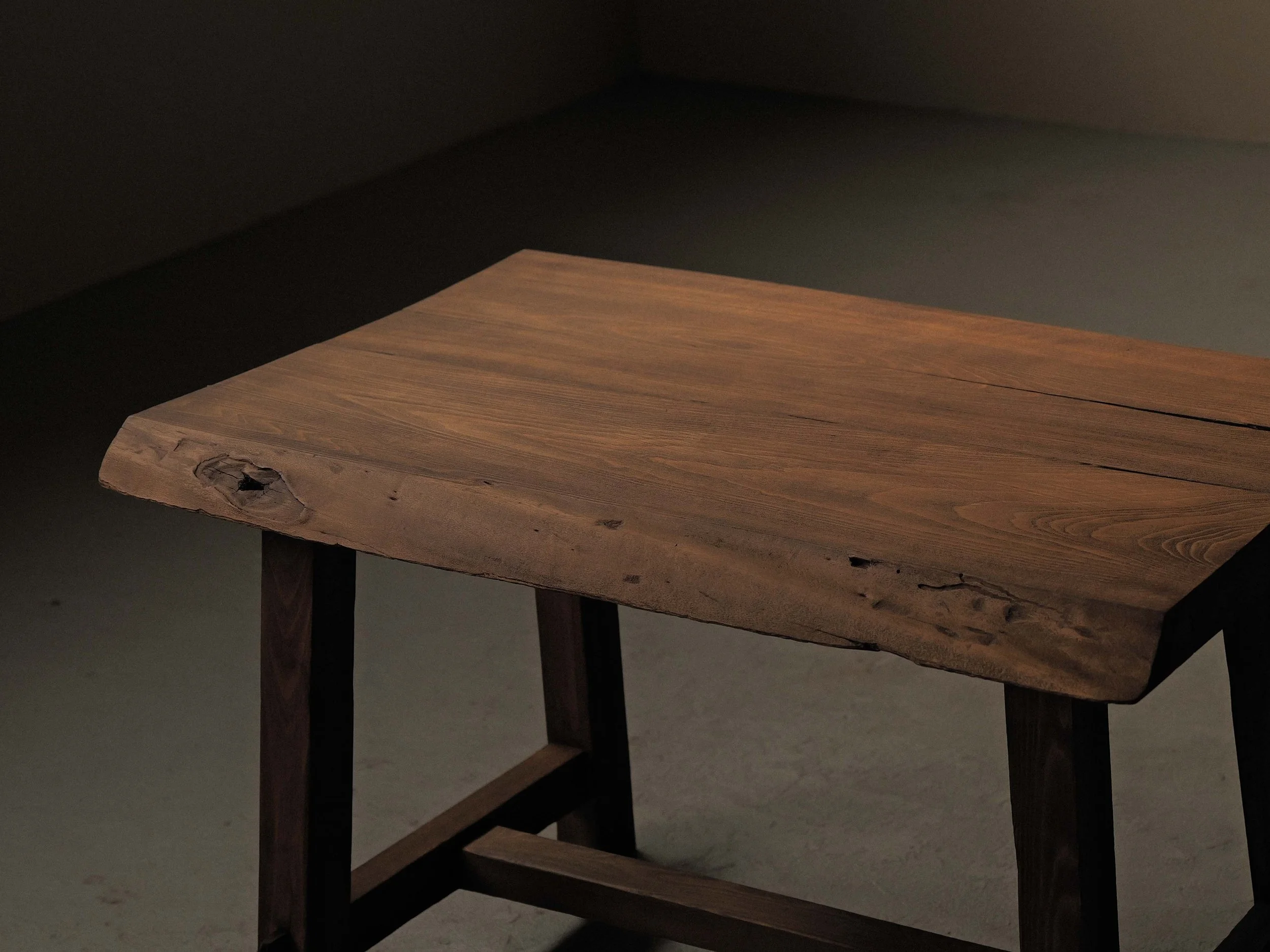 20260128T2-Bureau-ou-table-brutaliste-en-chene-massif-France-Vers-1980-12.jpg