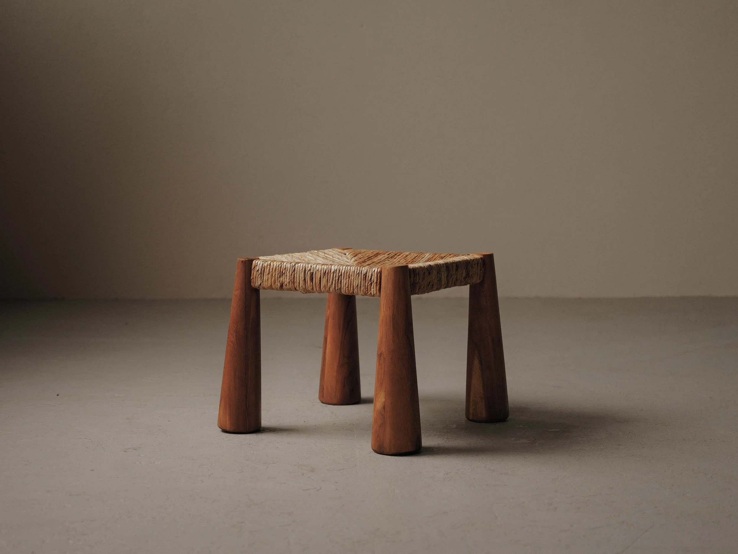 Imposant tabouret en bois massif et paille tressée