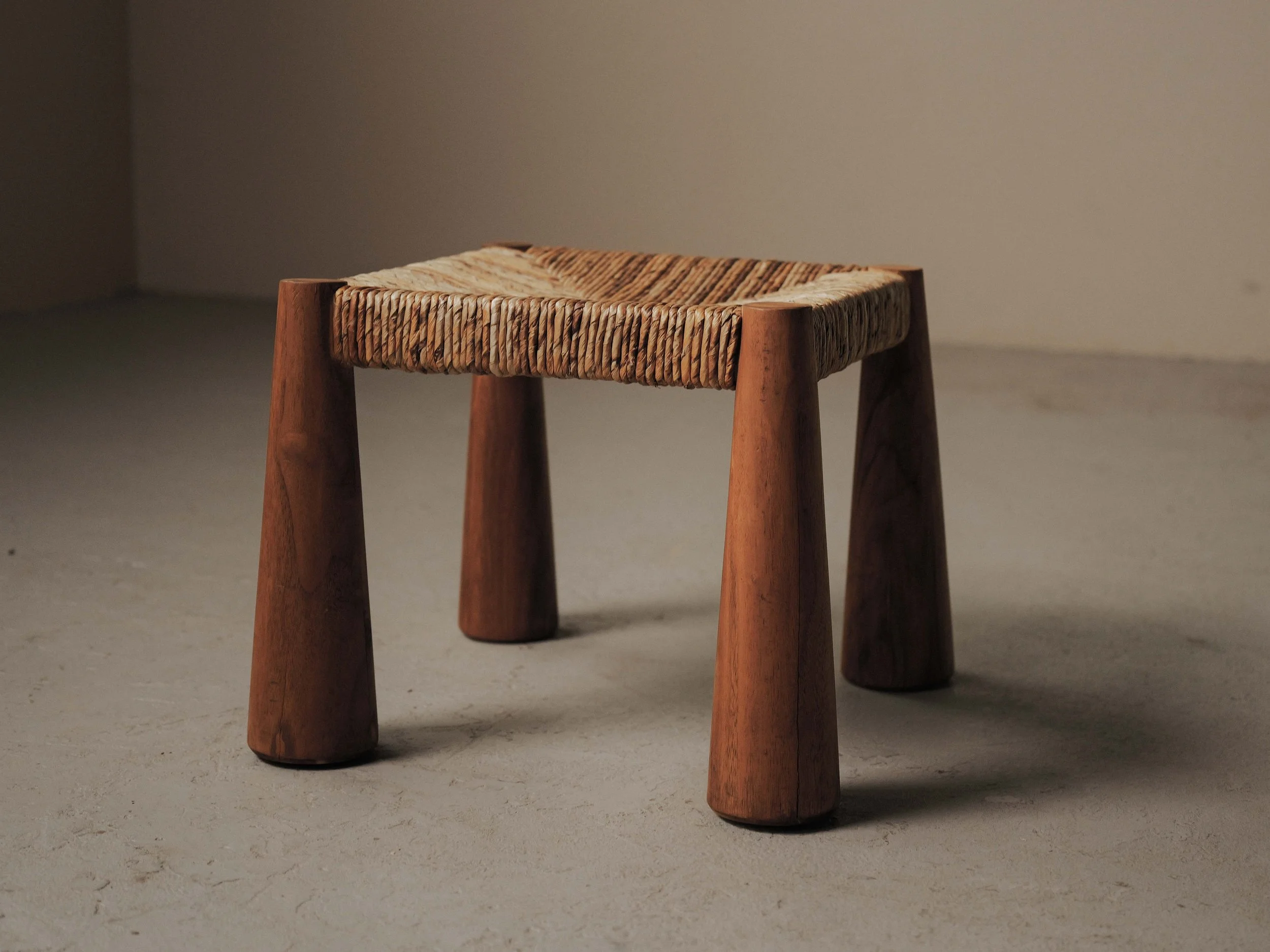 20260414A1-Grand-tabouret-artisanal-pieds-massues-bois-massif-et-paille-tressee-vers-1980-5.jpg