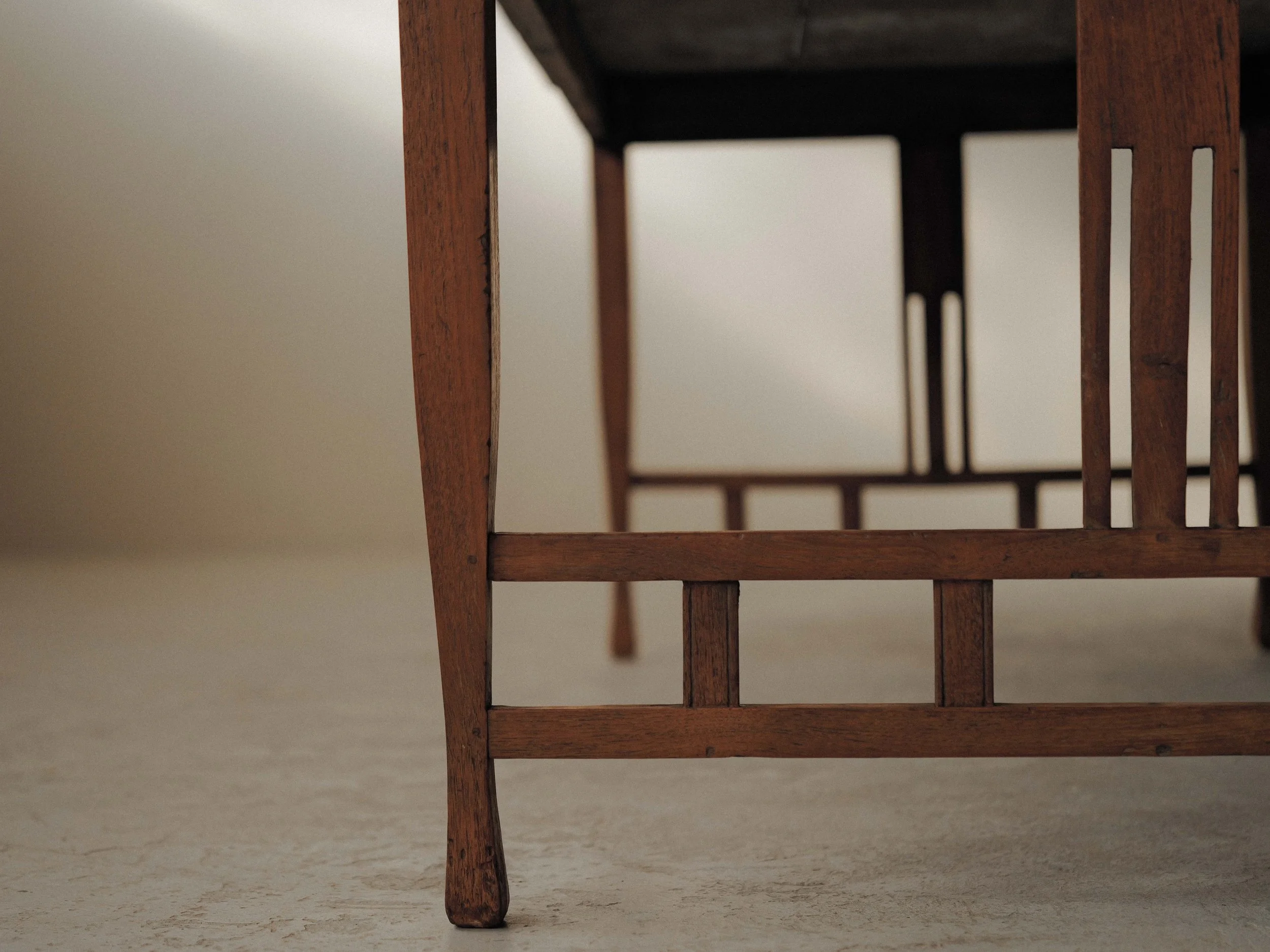 20261014T-Table-ou-bureau-en-chene-massif-de-style-arts-and-crafts-vers-1900-9.jpg