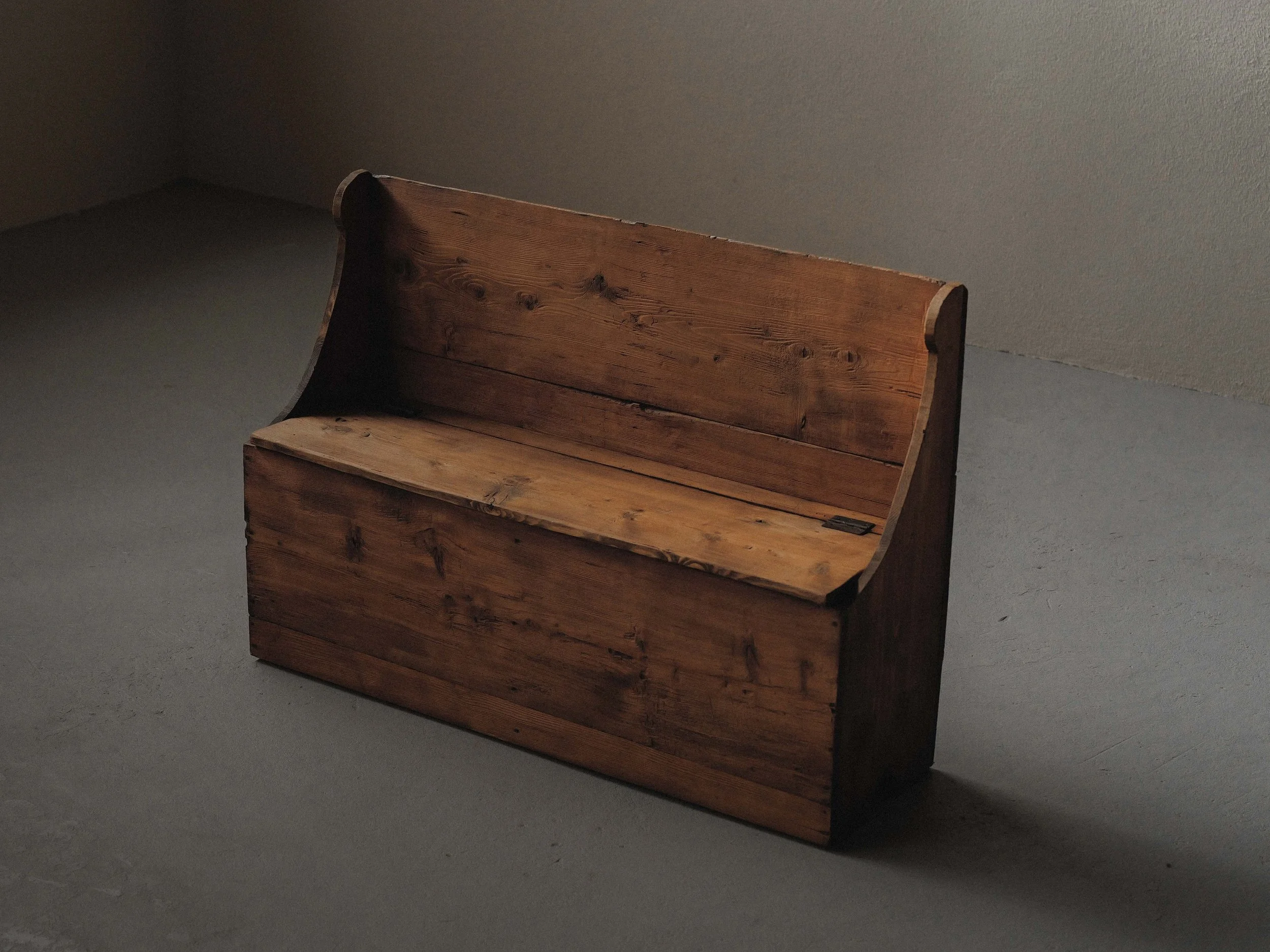 20251106A1-banc-coffre-savoyard-en-meleze-et-pin-massif-1950-5.jpg