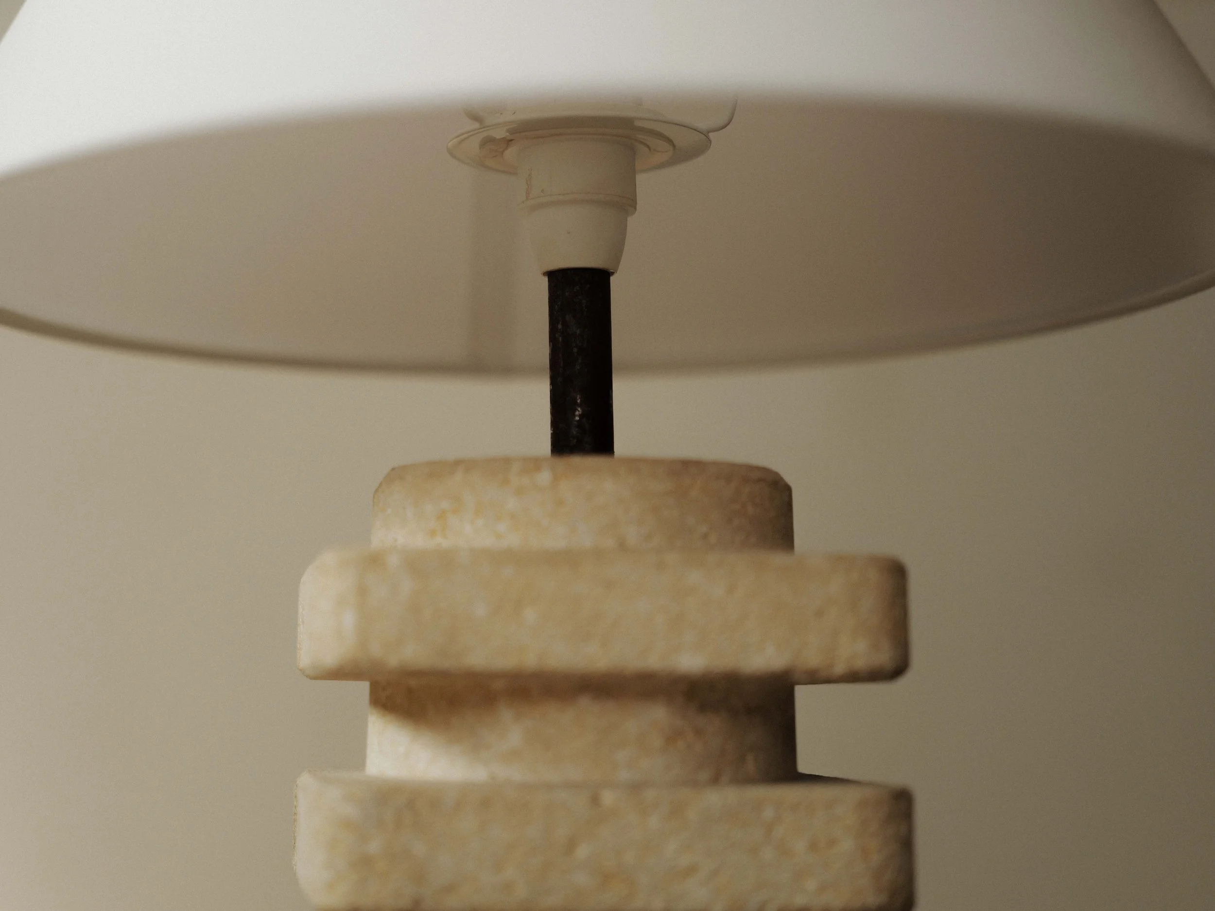 20251204L2-lampe-artisanale-en-pierre-calcaire-Travail-francais-vers-1970-6.jpg