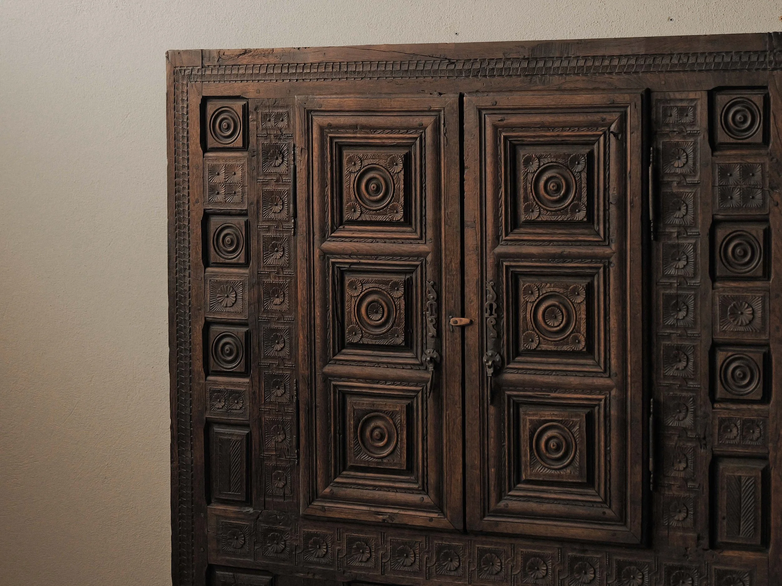 20260923M2-Armoire-coffre-en-chene-massif-entierement-sculptee-art-populaire-basque-19eme-siecle-4.jpg