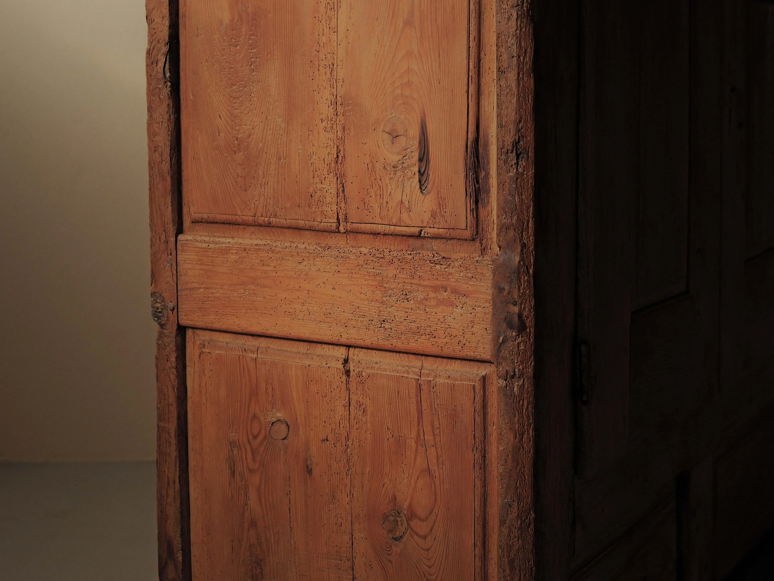 20260224M-meuble-deux-portes-en-pin-massif-dit-presse-a-lin-art-populaire-Lozere-19eme-siecle-18.jpg