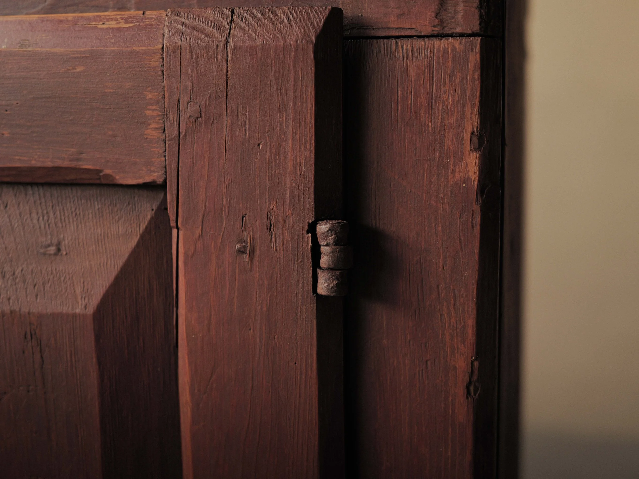 20251209-armoire-meuble-alpin-pin-massif-Suisse-18eme-siecle-13.jpg
