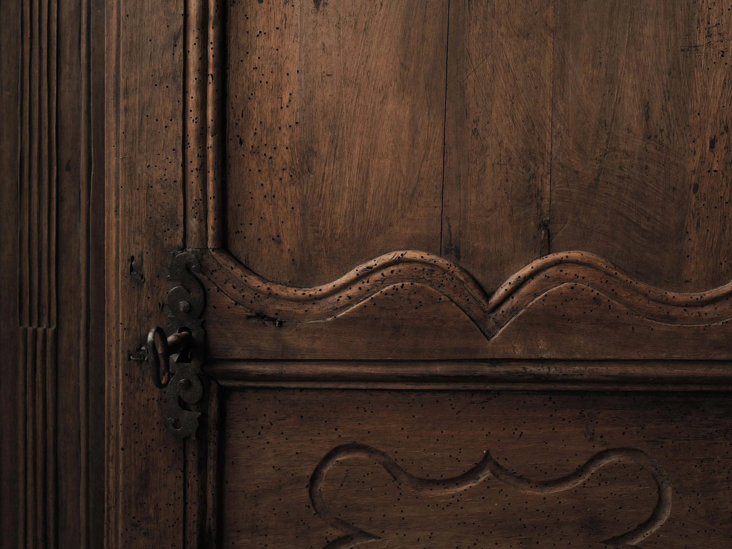 20260506M-armoire-paysanne-en-bois-massif-art-populaire-Auvergne-Cantal-19eme-siecle-12.jpg