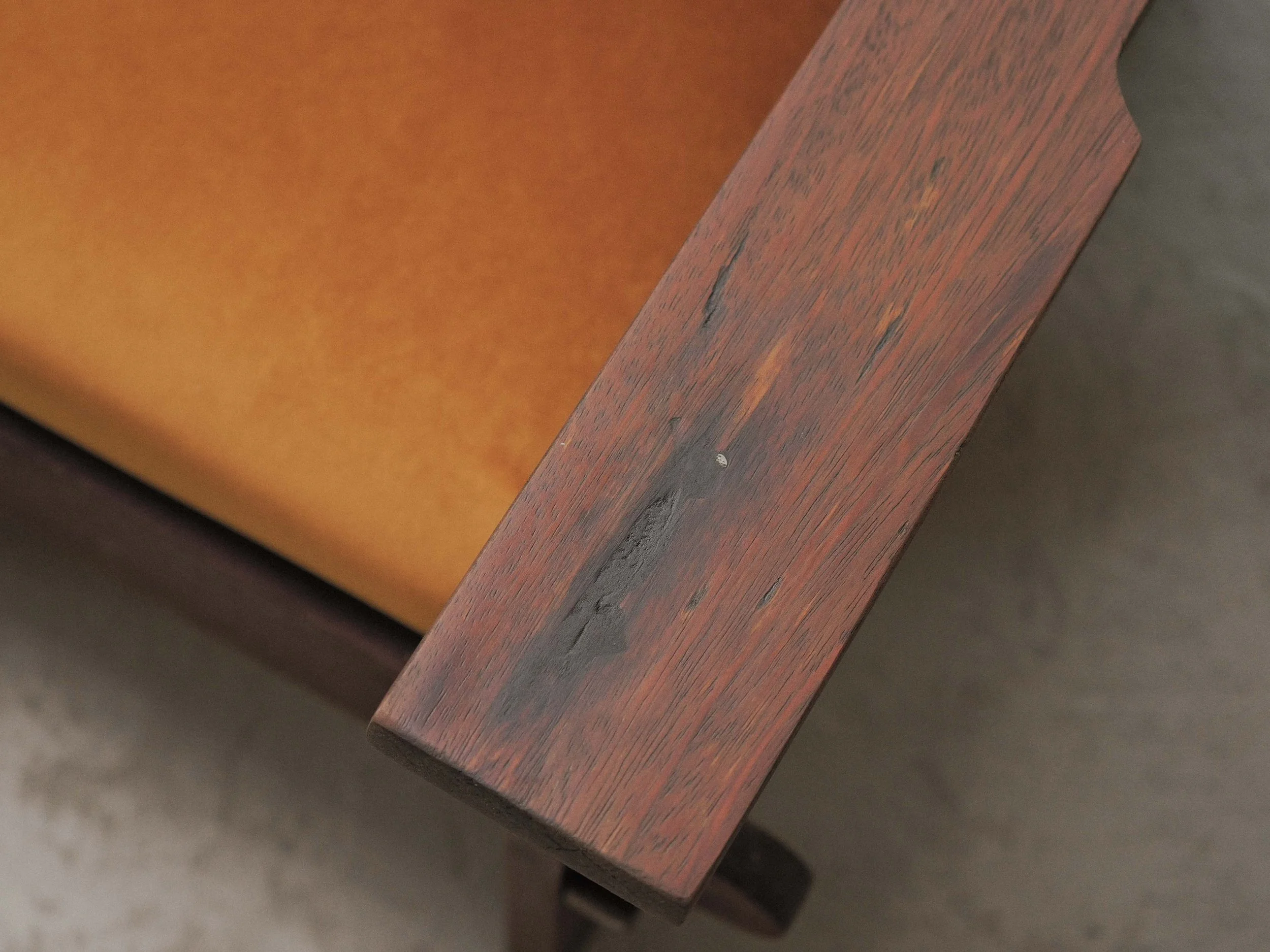 20260414A3-Paire-de-fauteuil-artisanale-travail-d-architecte-bois-massif-tissu-moutarde-circa-1970-4.jpg