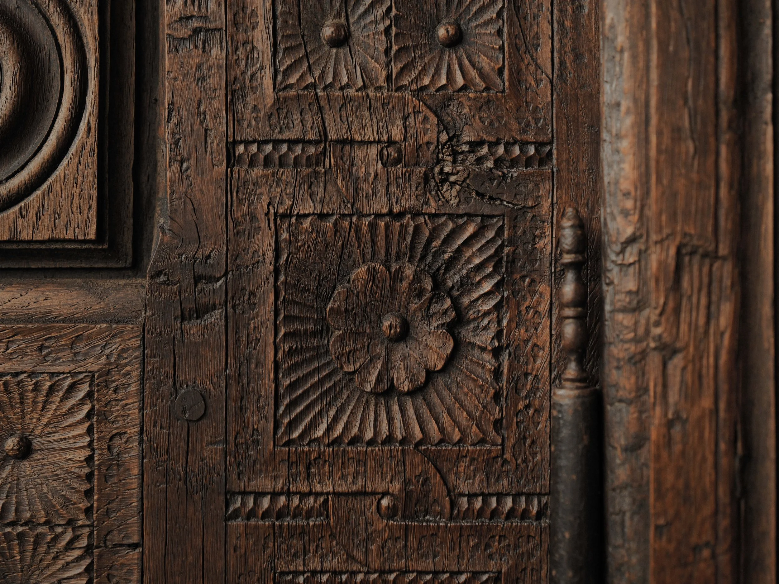 20260923M2-Armoire-coffre-en-chene-massif-entierement-sculptee-art-populaire-basque-19eme-siecle-10.jpg